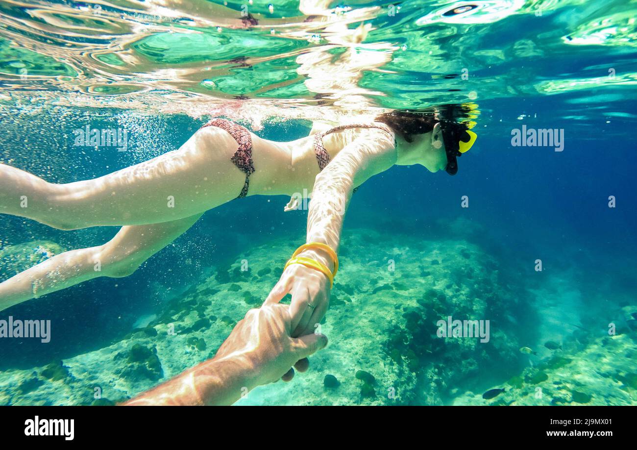 Snorkel par nadar juntos en el mar tropical con sígueme composición - tour de snorkel en exóticos escenarios de buceo - divertido concepto de viaje con la ley Foto de stock