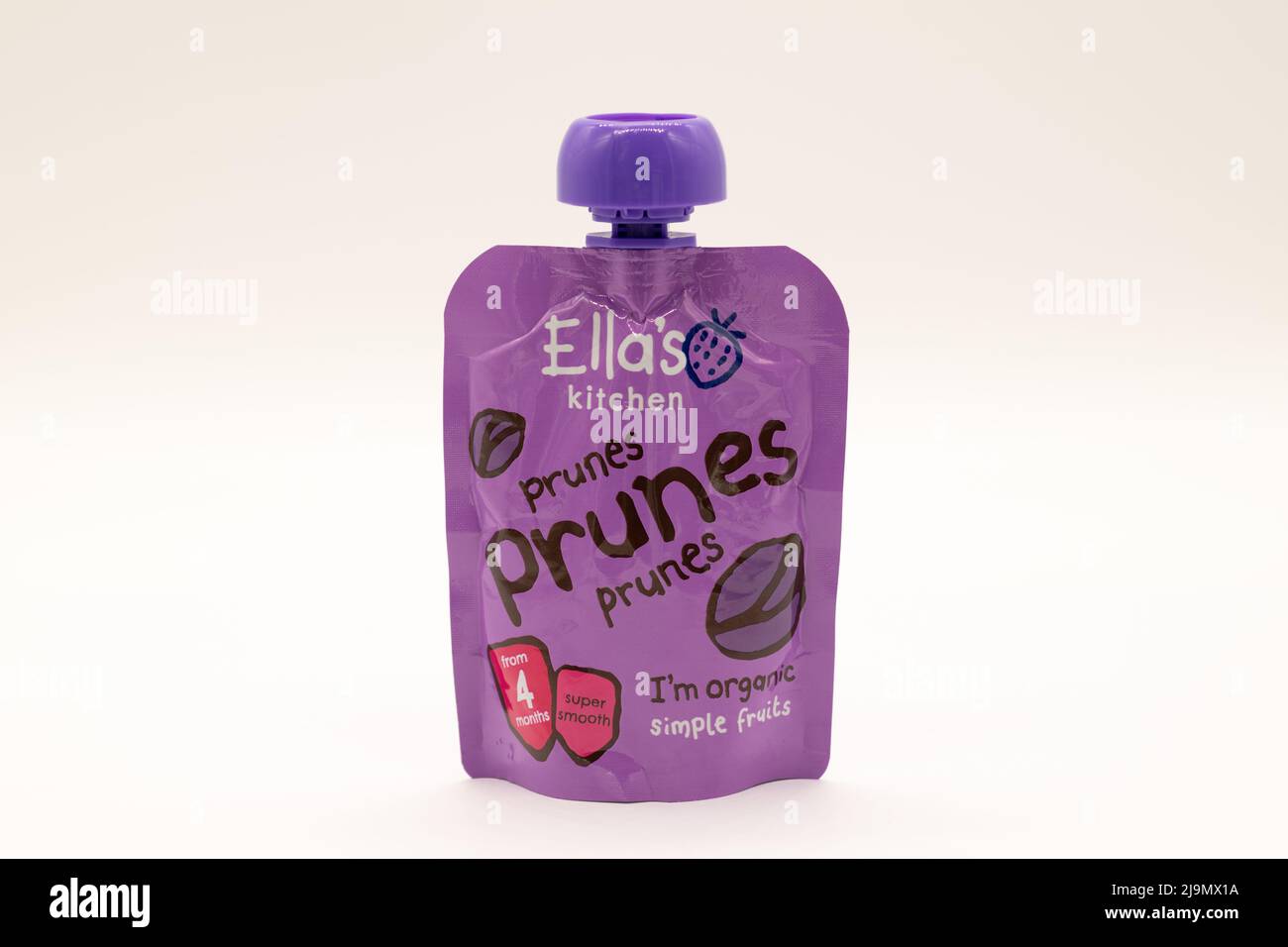 Irvine, Escocia, Reino Unido - 18 de mayo de 2022: Las ciruelas pasas de fruta orgánica de la marca ELLAS COCINA puran los alimentos de los niños en un paquete reciclable y en una tapa de plástico Foto de stock