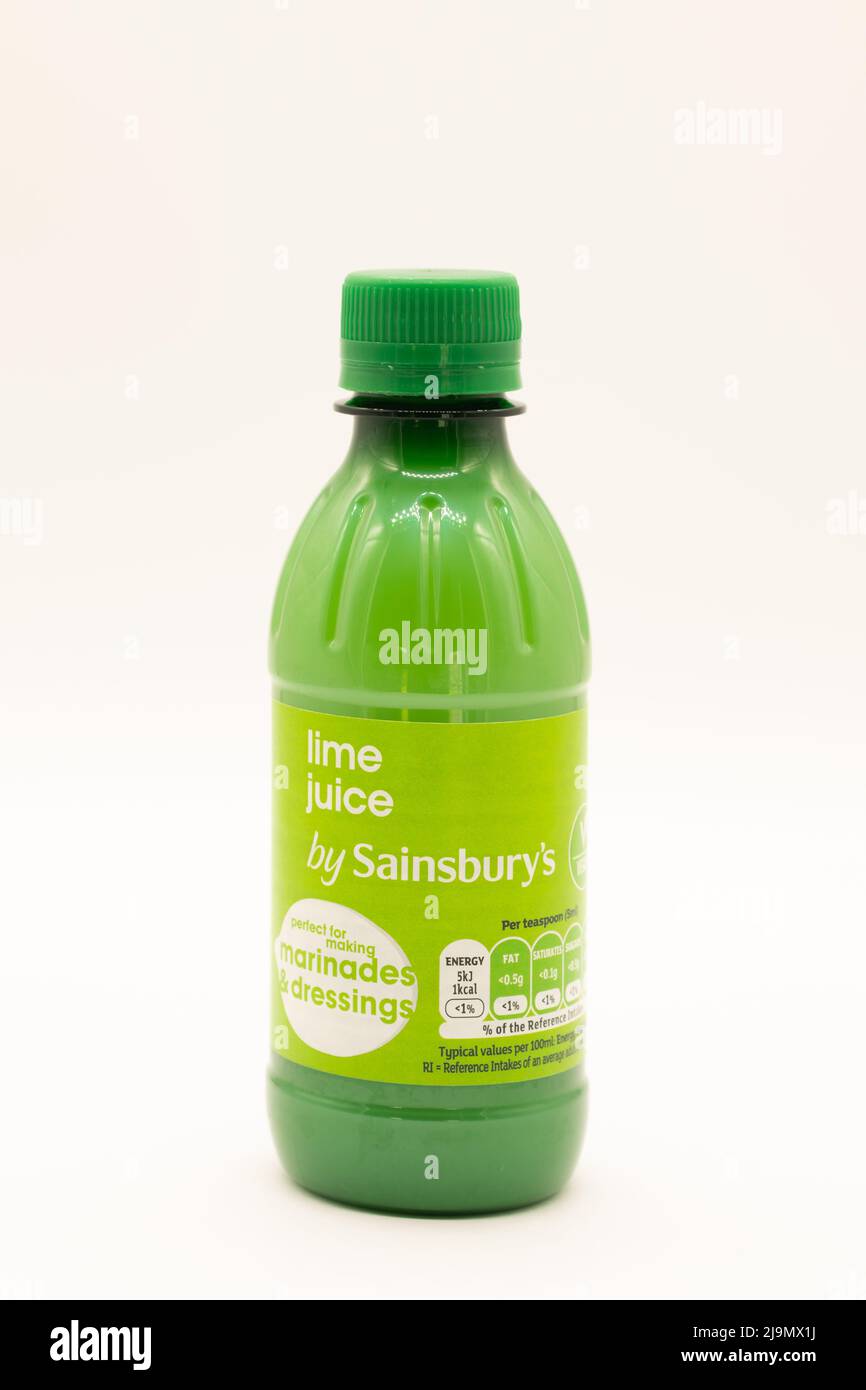 Irvine, Escocia, Reino Unido - 18 de mayo de 2022: Botella de plástico de jugo de lima de la marca Sainsbury con etiqueta de papel que muestra el contenido energético y es reciclable Foto de stock