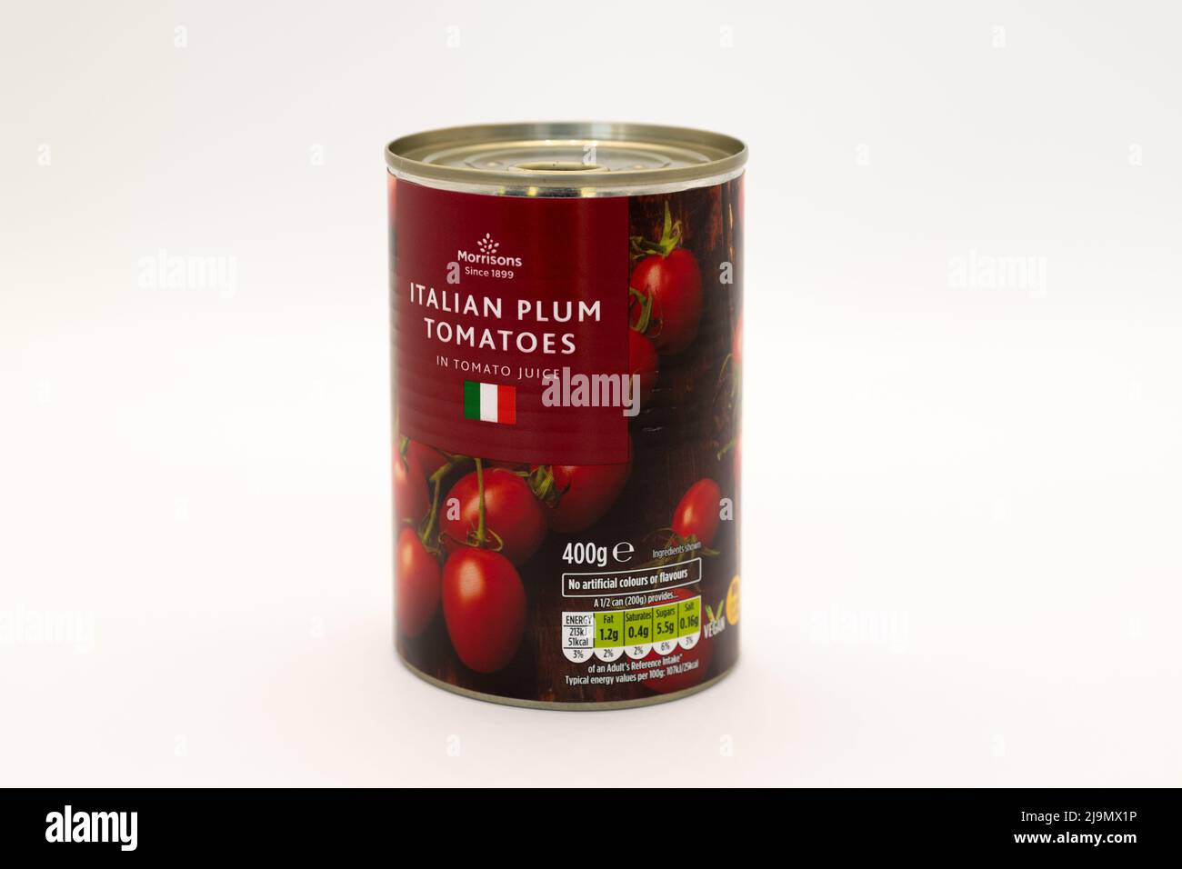 Irvine, Escocia, Reino Unido - 18 de mayo de 2022: Tomates de ciruela italianos de la marca Morrisons en una etiqueta reciclable de estaño y papel. Foto de stock