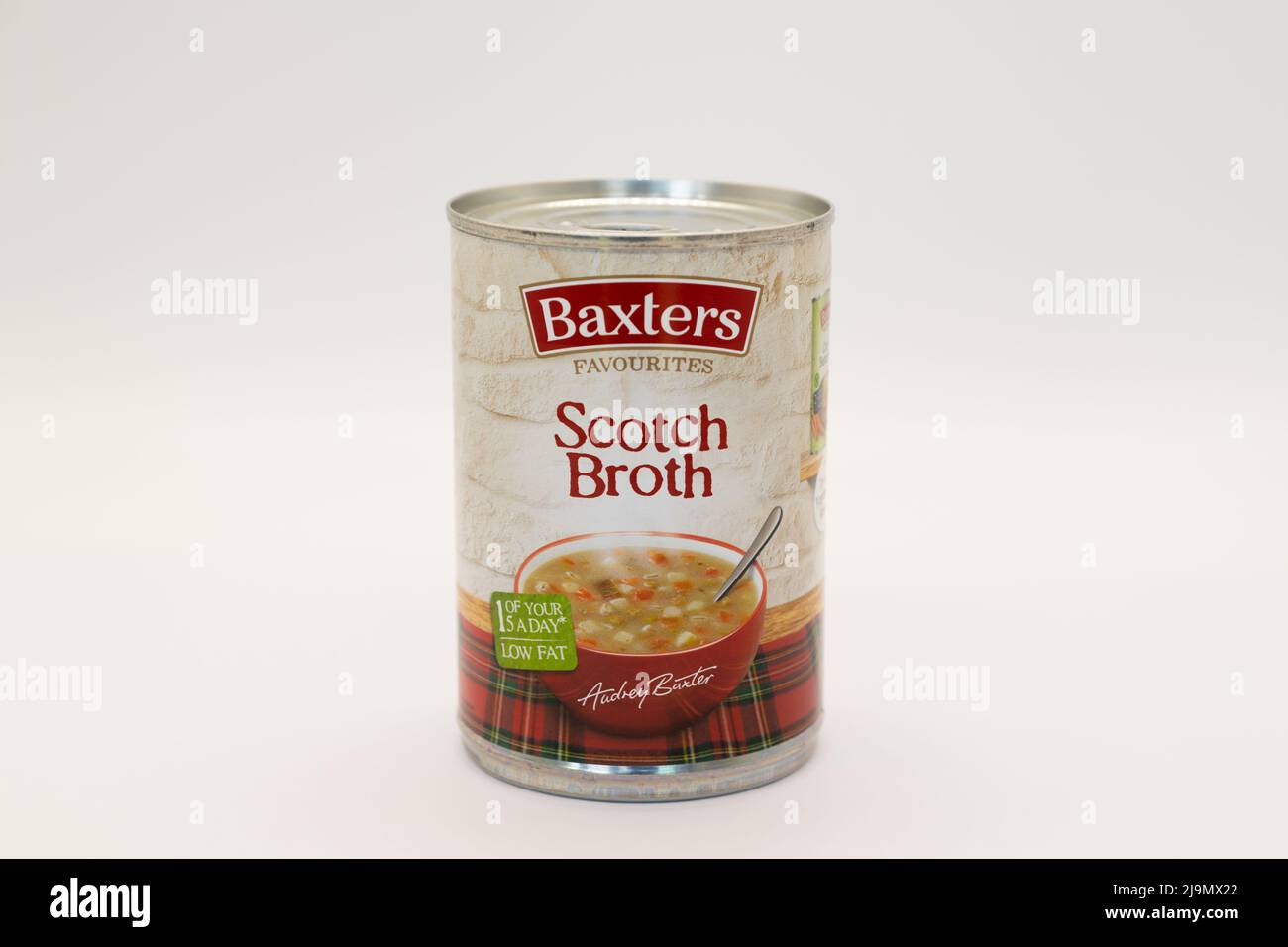 Irvine, Escocia, Reino Unido - 18 de mayo de 2022: Baxters Favorites Scotch Broth en una lata que es reciclable junto con la etiqueta de papel Foto de stock