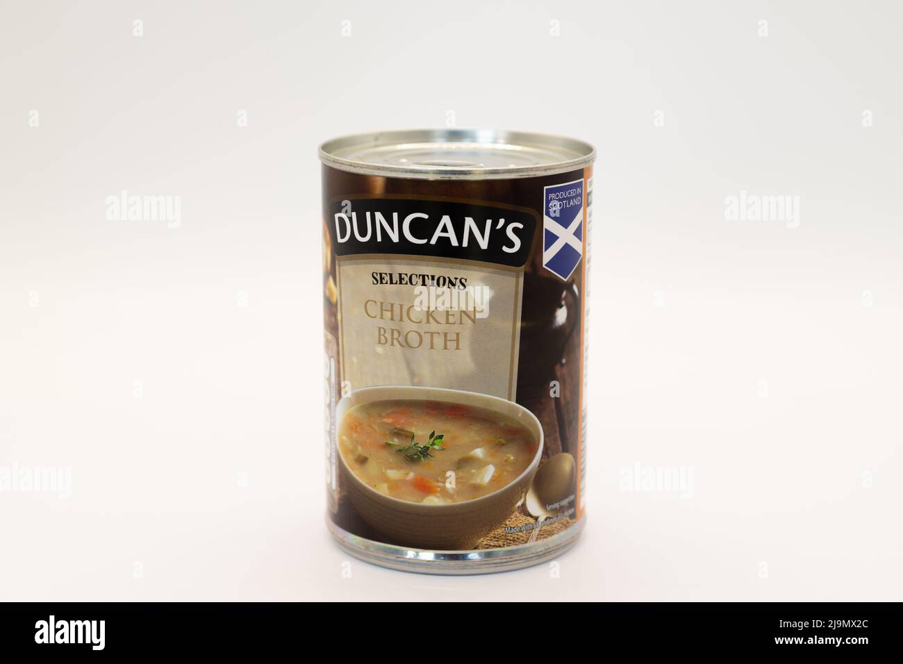 Irvine, Escocia, Reino Unido - 18 de mayo de 2022: Lata de sopa de caldo de pollo de Duncan para la marca Aldi y en una lata reciclable junto con la etiqueta de papel Foto de stock