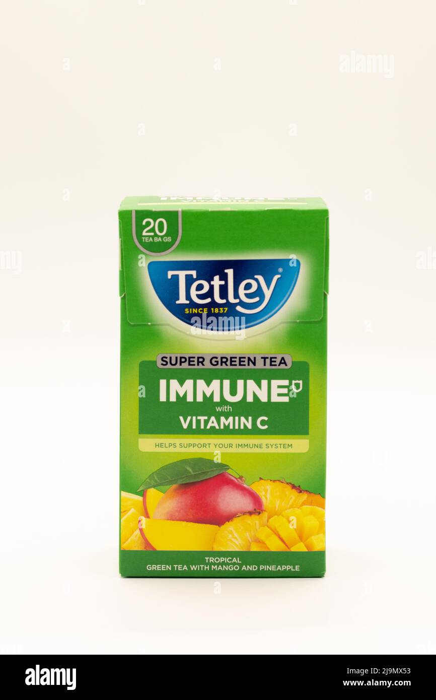 Irvine, Escocia, Reino Unido - 18 de mayo de 2022: Caja de té verde de la marca Tetley Super con vitamina C contenida en envases reciclables. Foto de stock
