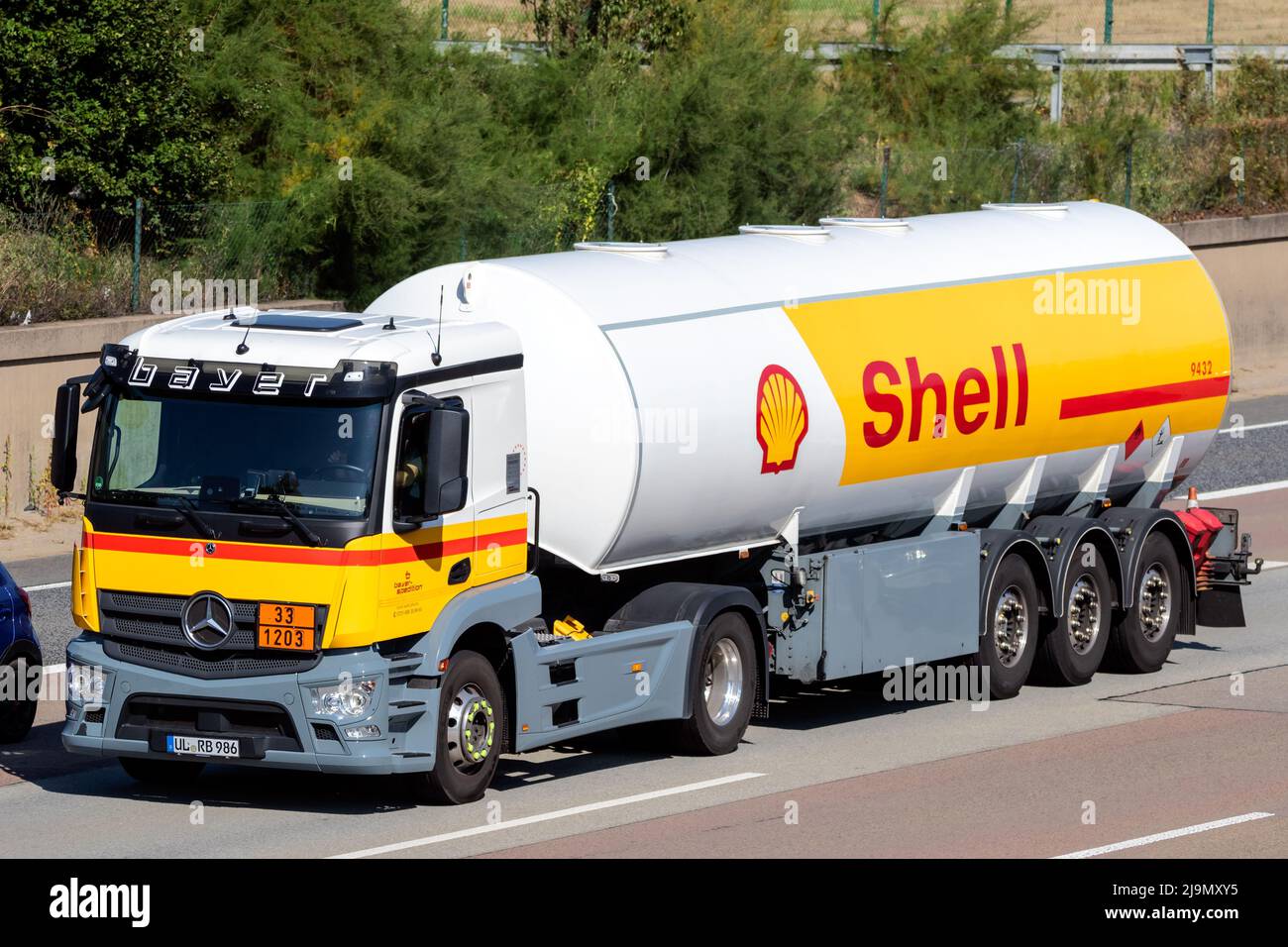 Camión de combustible Mercedes-Benz de la compañía Shell en la autopista cerca de Frankfurt, Alemania - 11 de septiembre de 2019 Foto de stock