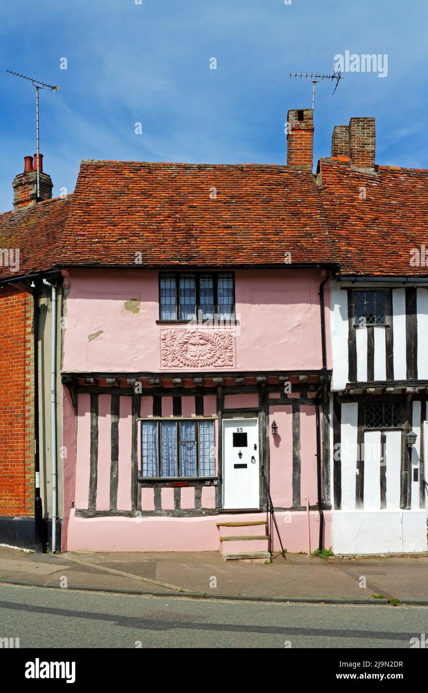 Una vista de un edificio medieval pintado de color rosa con entramado de madera en el bien conservado pueblo medieval de Lavenham, Suffolk, Inglaterra, Reino Unido. Foto de stock