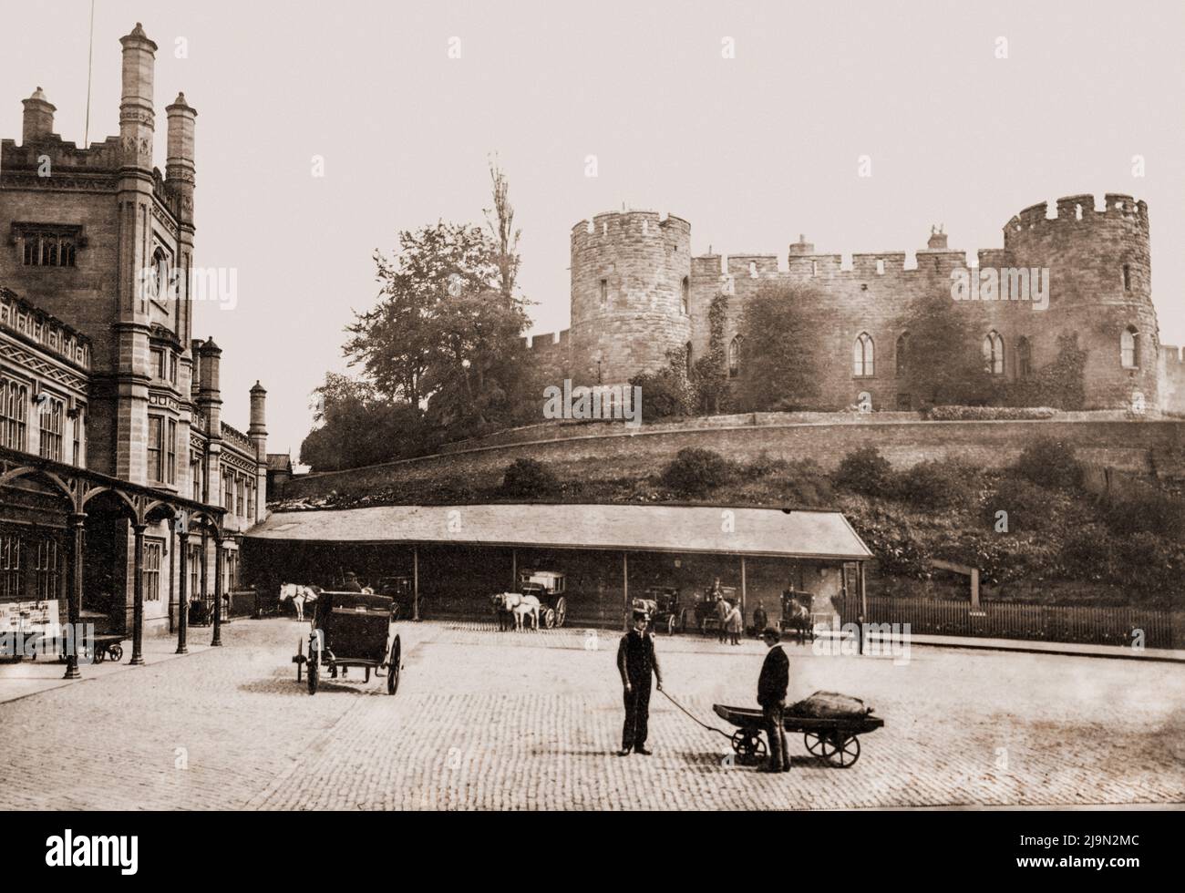Castillo de Shrewsbury y estación de tren, Inglaterra, Reino Unido, alrededor de 1885 Foto de stock