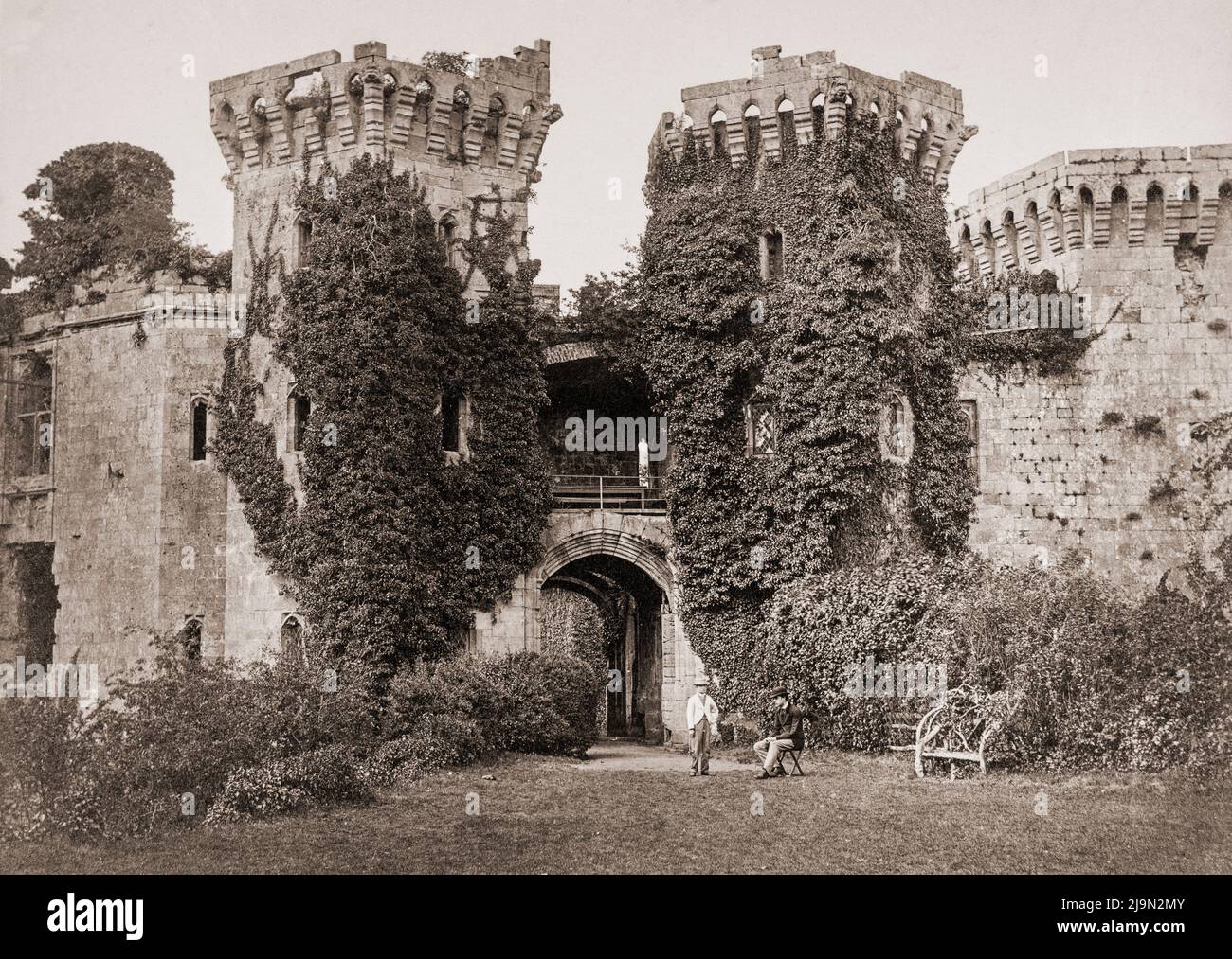 Raglan Castillo ruina alrededor de 1880, Gales, Reino Unido Foto de stock