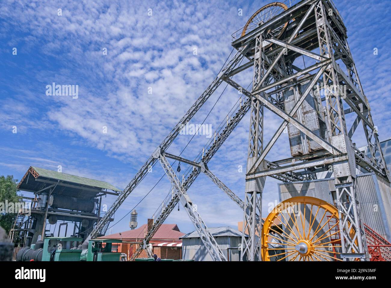 Estructura de cabecera / torre sinuosa / estructura de elevación del Big Hole y el Open Mine Museum en Kimberley, Frances Baard, Provincia del Cabo Norte, Sudáfrica Foto de stock