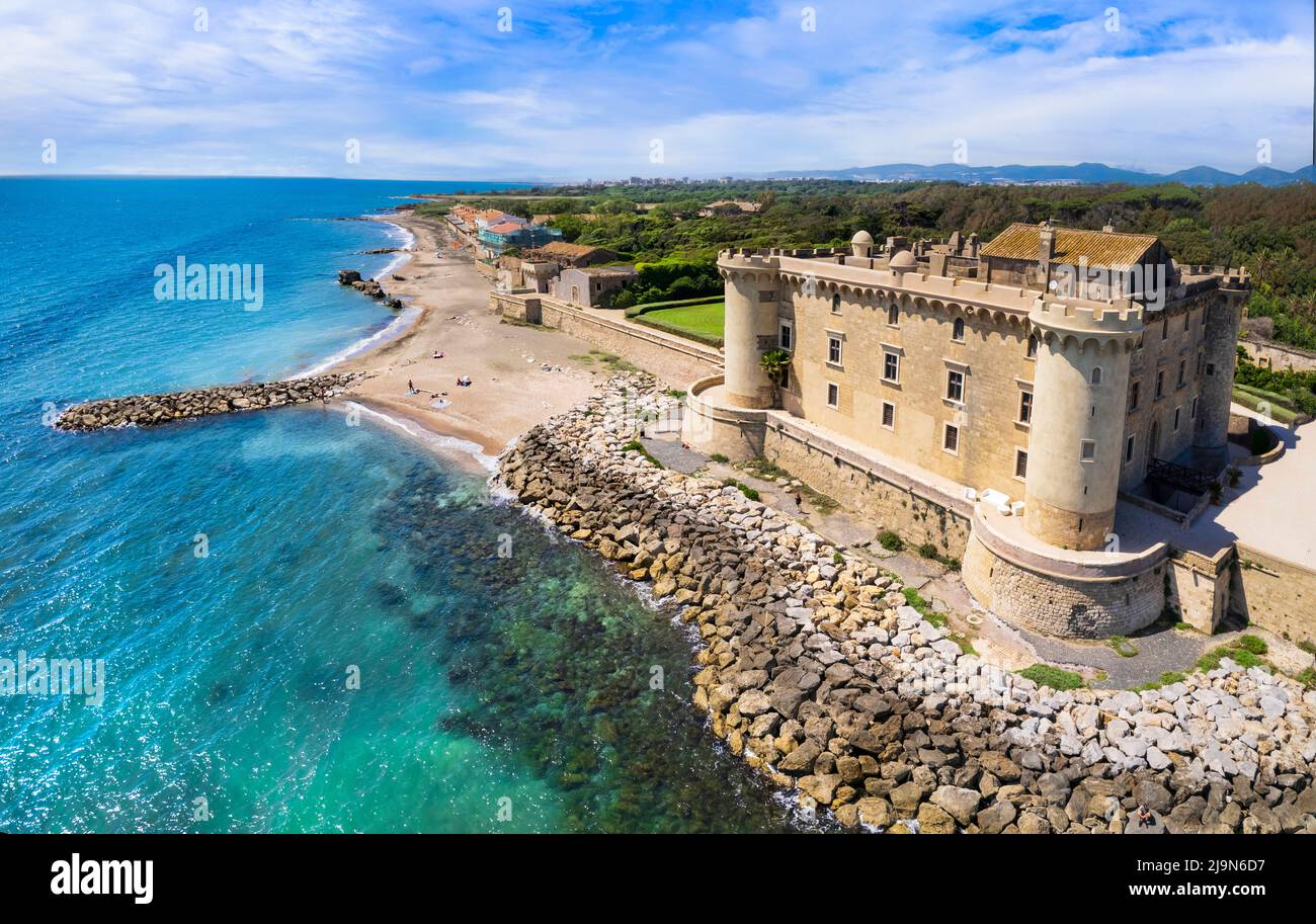 Impresionante vista panorámica aérea del castillo en la playa de un Ladispoli - Castello Palo Odescalchi. Región de Lazio, Italia viajes y lugares de interés Foto de stock