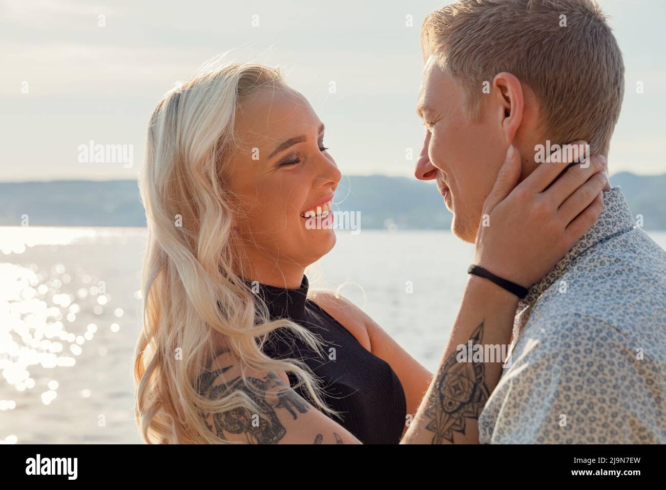 Feliz joven rubia Mujer mirando a novio Foto de stock
