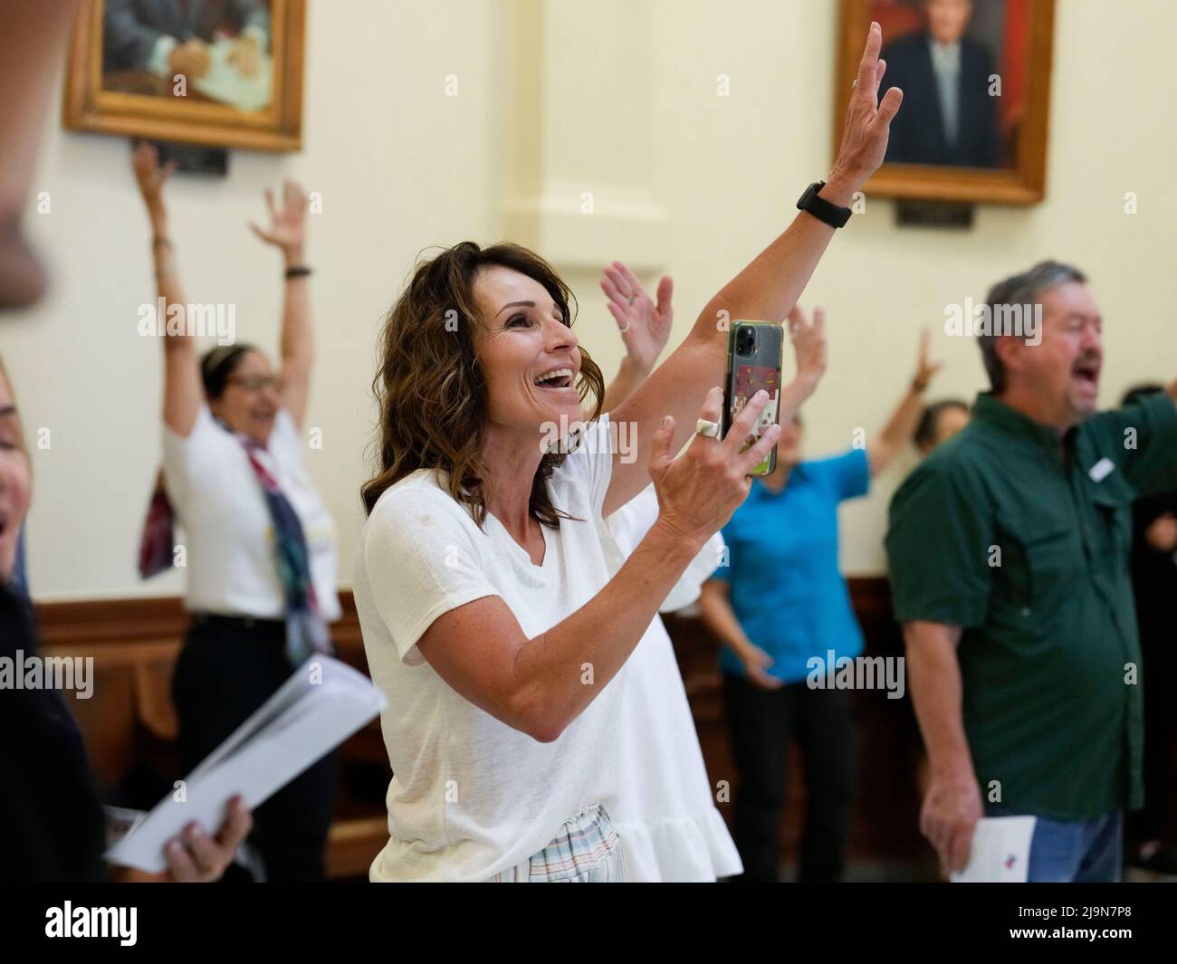 Austin Texas USA, 5 2022 de mayo: Los participantes expresan su fe durante una celebración de una hora de duración del Día Nacional de Oración en la rotonda del Capitolio de Texas. El Día Nacional de Oración se inició en 1952 como un día anual de observancia que se celebró el primer jueves de mayo, designado por el Congreso de los Estados Unidos, cuando se pide a la gente que se vuelva a Dios en oración y meditación. ©Bob Daemmrich Foto de stock