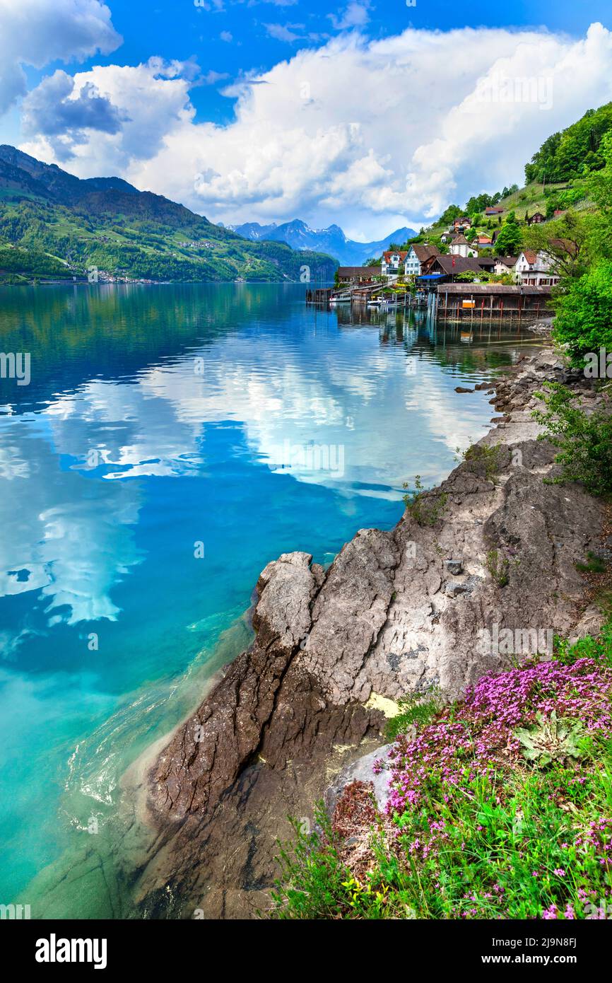 Naturaleza idílica de los lagos suizos - Walensee, tranquilo pueblo típico pequeño Quinten. Paisaje escénico de Suiza Foto de stock