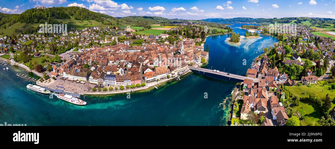 Vista panorámica aérea del hermoso casco antiguo de Stein am Rhein en la frontera de Suiza con Alemania. Popular destino turístico Foto de stock