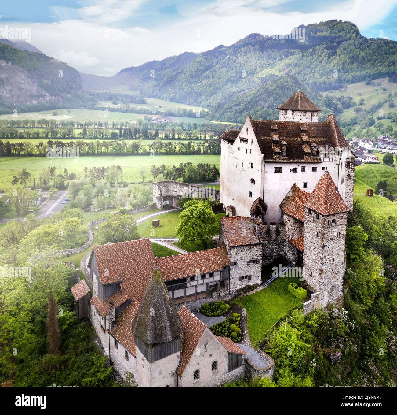 Hermosos castillos medievales de Europa - Gutenberg impresionante en Liechtenstein, frontera con Suiza, rodeado de montañas de los Alpes, vista aérea Foto de stock