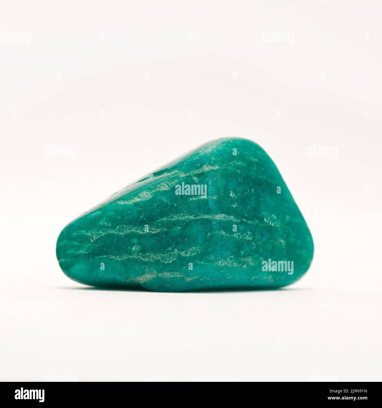 Macro FOTO EN COLOR FOTO DE UNA 'Amazonita' pulida Una piedra preciosa de cristal semi-preciosa utilizada en la terapia de curación de cristales Foto de stock