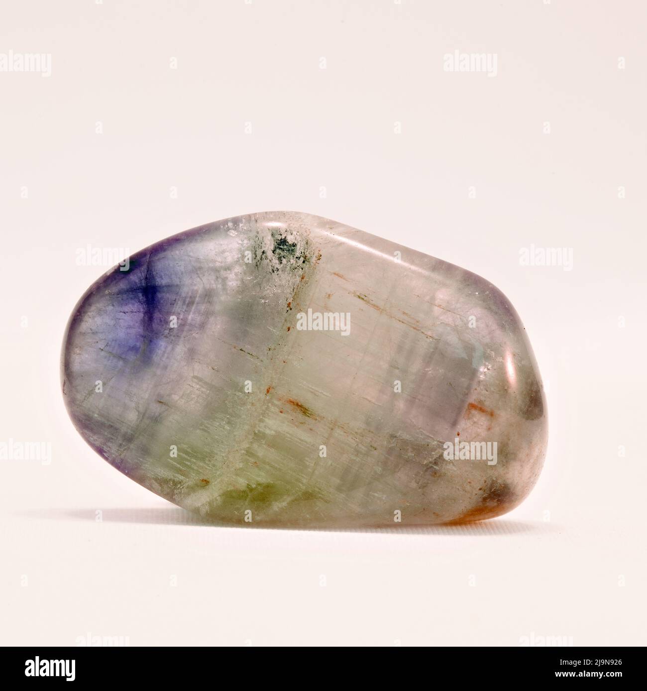 Macro primer plano fotografía en color de una ' Amatista Rutilada ' pulida una piedra preciosa semi cristal utilizada en la terapia curativa de cristal Foto de stock