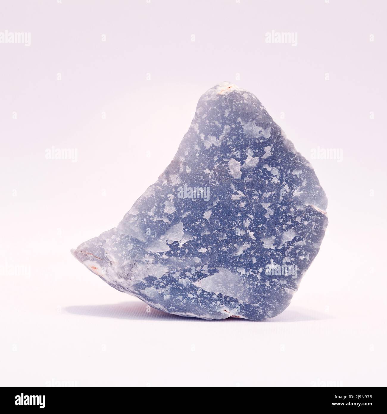 Macro primer plano fotografía en color de una ' Angelita ' pulida una piedra preciosa semi cristal usada en la terapia curativa del cristal Foto de stock
