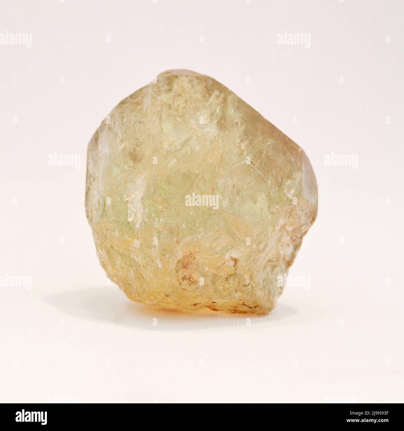 Macro primer plano fotografía en color de un 'Apatite Amarillo' pulido una piedra preciosa semi-cristal utilizada en la terapia de curación de cristales Foto de stock
