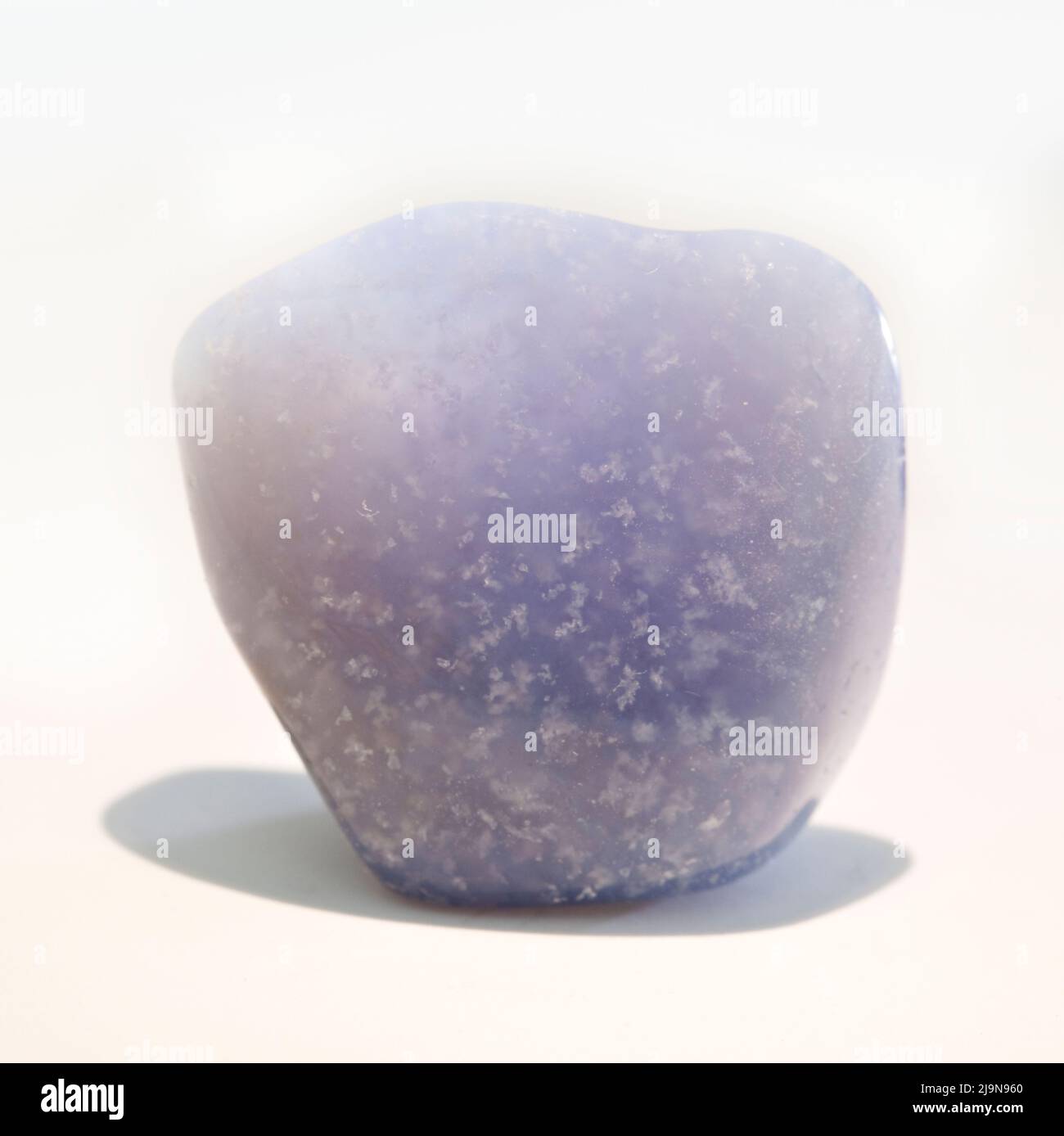 Macro primer plano fotografía en color de un pulido ' Blue Moss Agate ' una piedra preciosa semi cristal utilizada en la terapia de curación de cristales Foto de stock