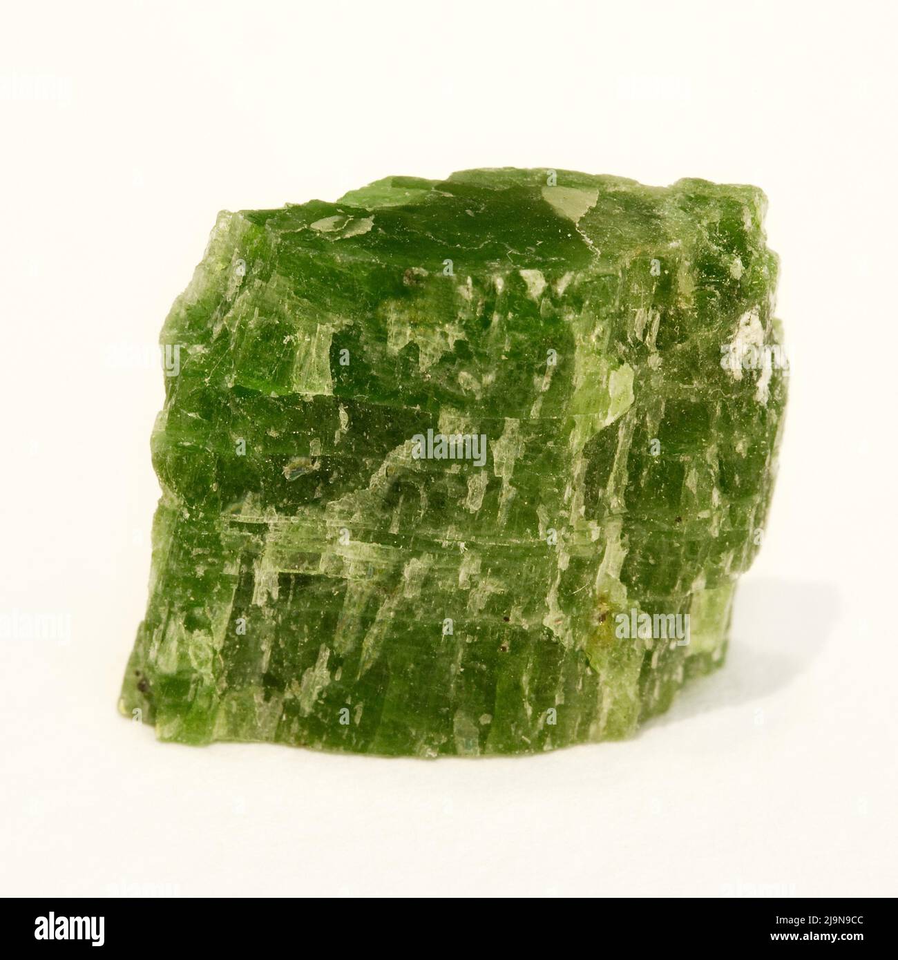 Macro primer plano fotografía en color de un ' Diopside de Chromian ' pulido Una piedra preciosa de cristal usada en la terapia curativa de cristal Foto de stock
