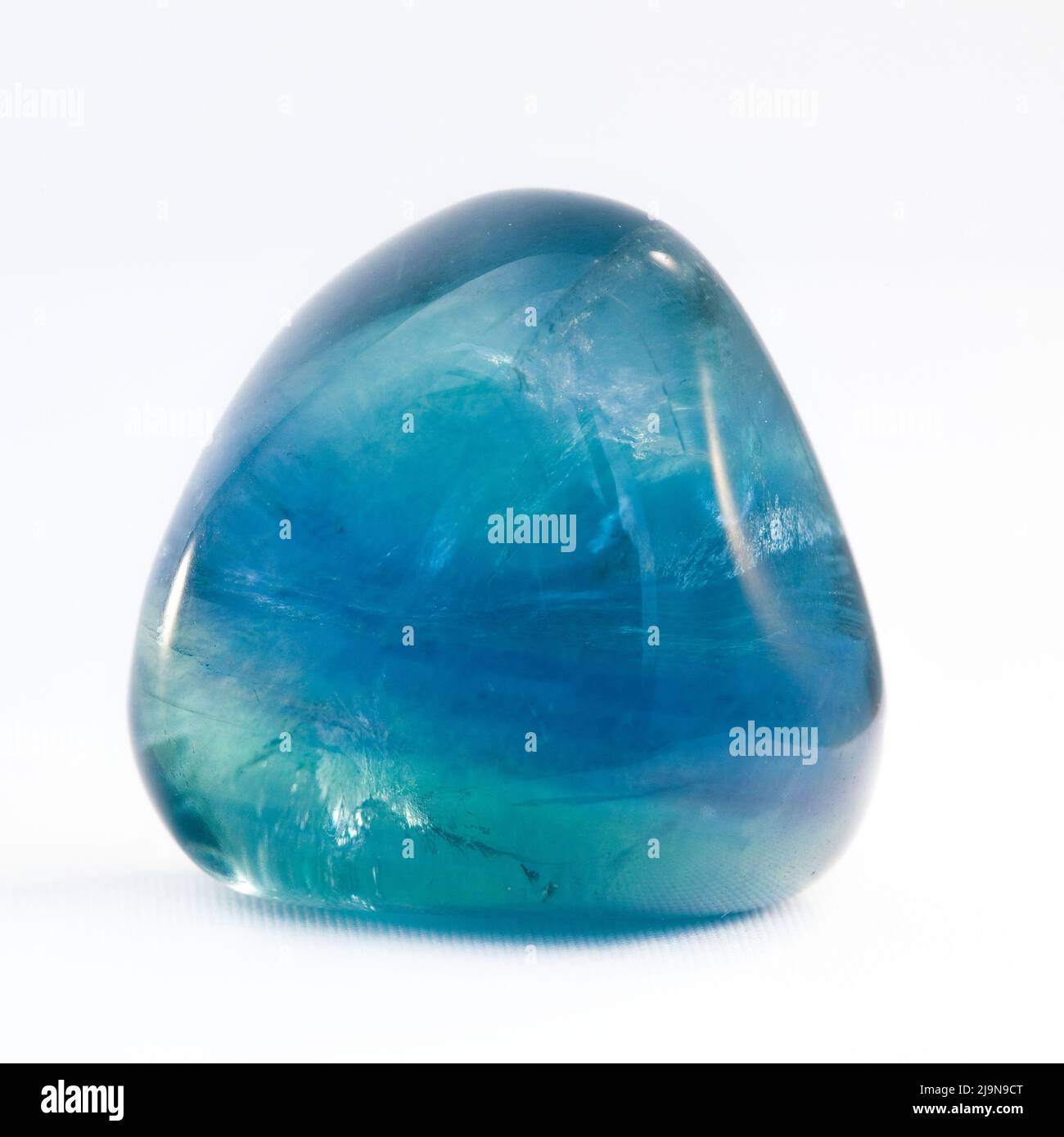 Macro primer plano fotografía en color de una ' Fluorita Azul ' pulida una piedra preciosa semi cristal utilizada en la terapia de curación de cristales Foto de stock