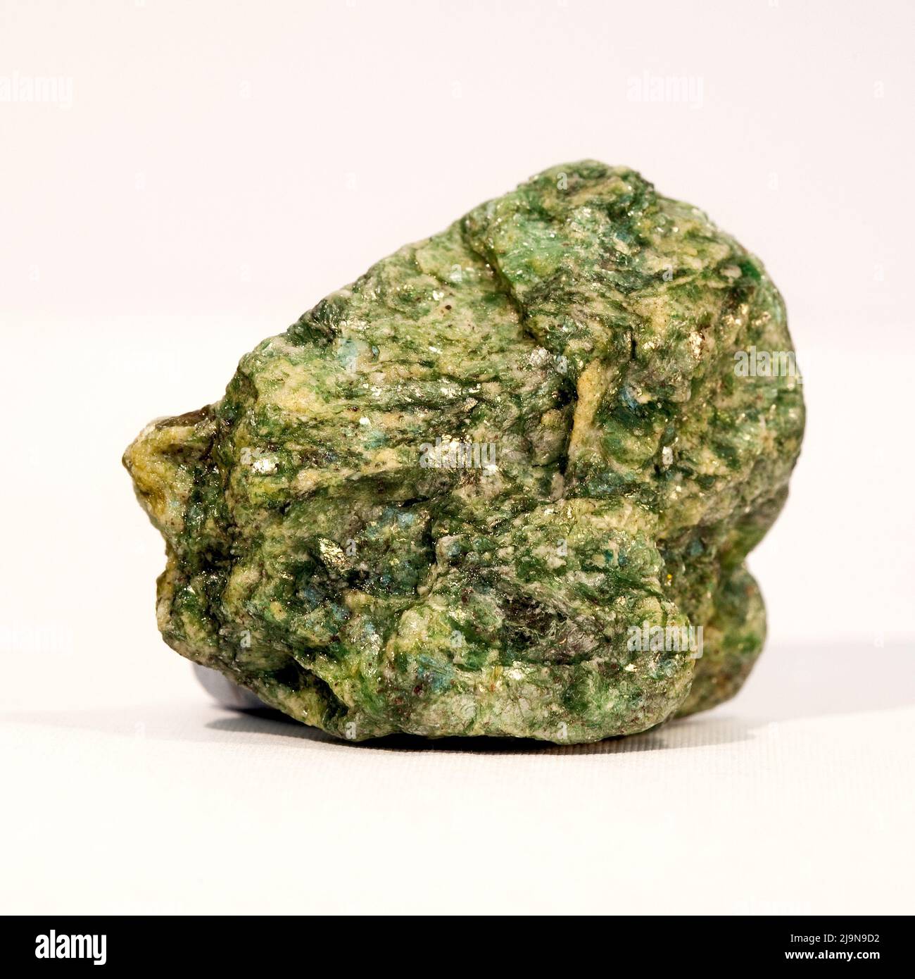 Macro primer plano fotografía en color de un ' Fuchsite ' pulido una piedra preciosa semi cristal usada en la terapia curativa del cristal Foto de stock