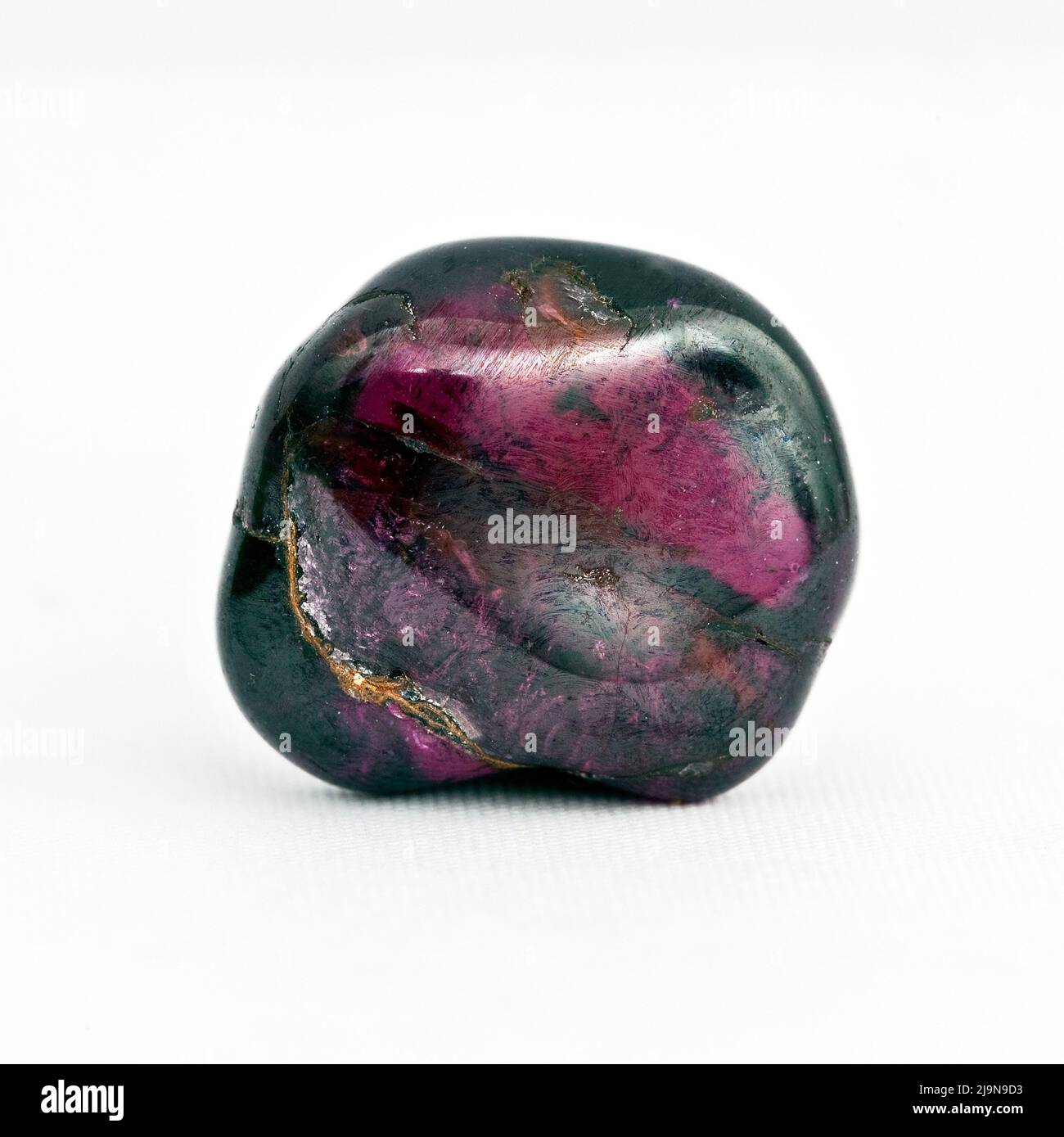 Macro primer plano fotografía en color de un 'Garnet' pulido Una piedra preciosa semi-cristal utilizada en la terapia de curación de cristales Foto de stock