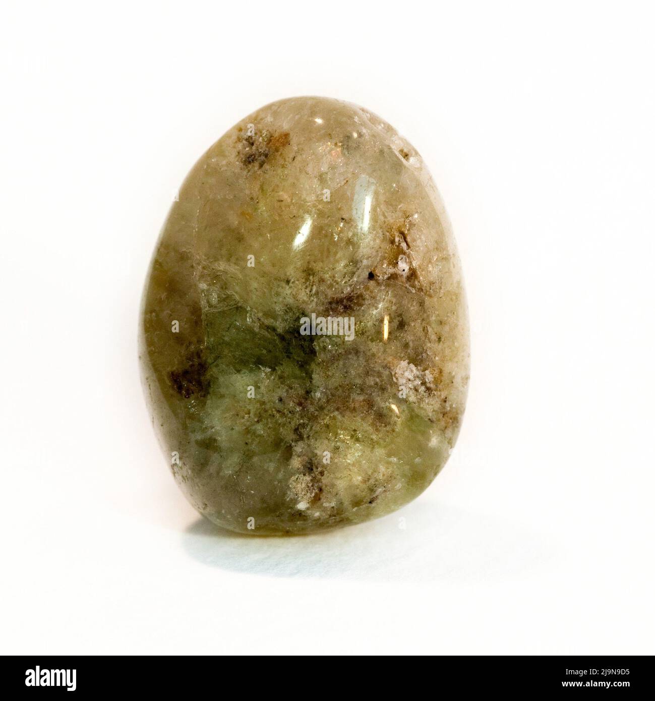 Macro primer plano fotografía en color de un pulido ' Hiessionite Garnett ' una piedra preciosa semi cristal utilizada en la terapia de curación de cristales Foto de stock