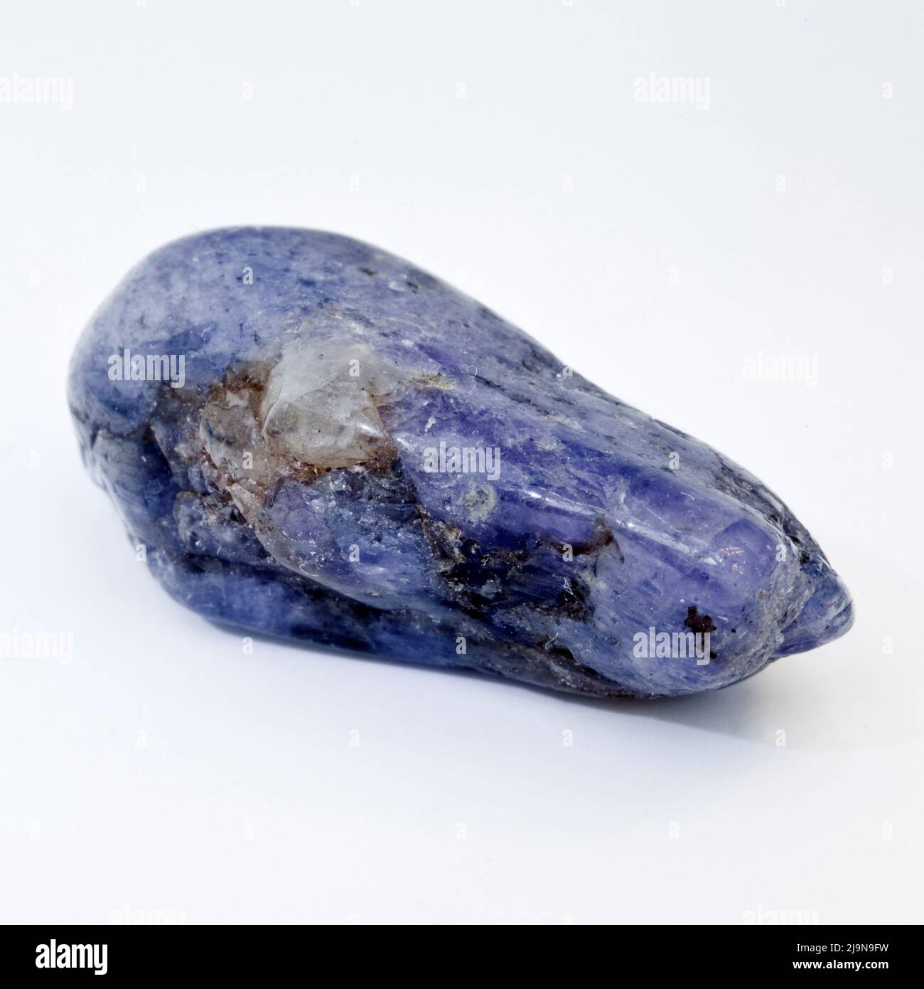 Macro primer plano fotografía en color de un 'zafiro' pulido Una piedra preciosa semi-cristal utilizada en la terapia de curación de cristales Foto de stock