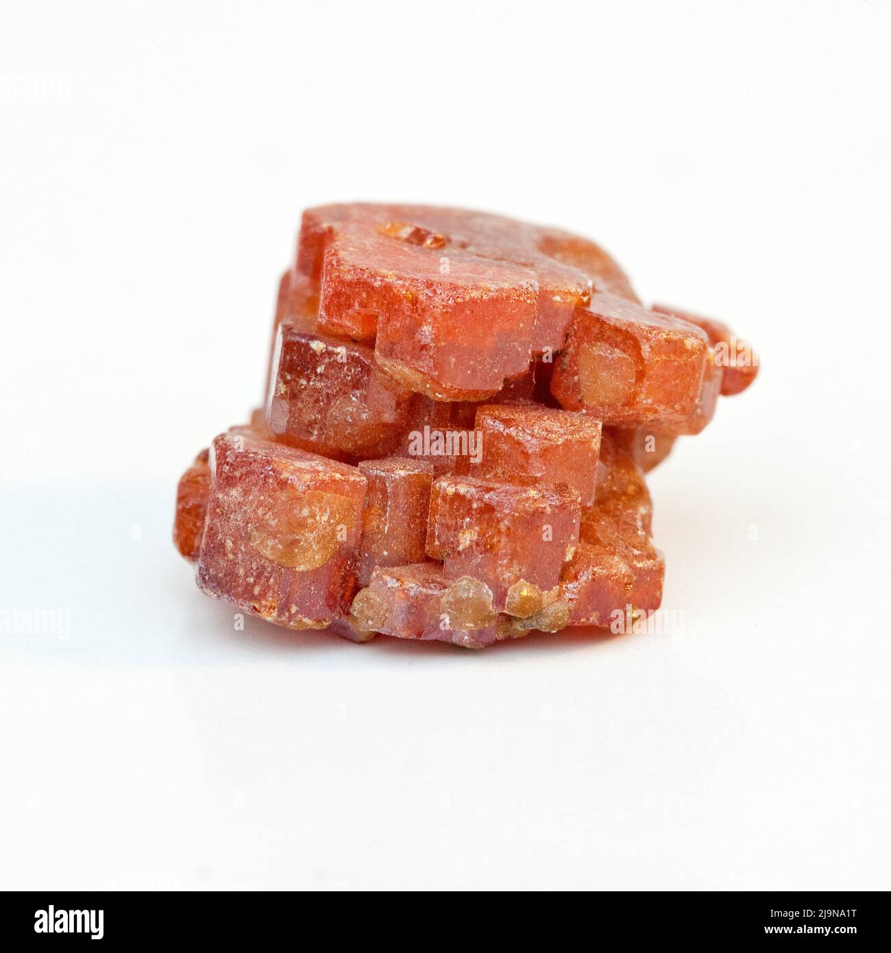 Macro primer plano fotografía en color de una ' Vanadinita ' pulida una piedra preciosa semi cristal utilizada en la terapia curativa del cristal Foto de stock