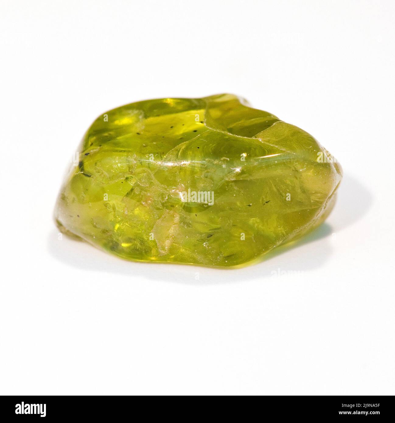 Macro tomó una fotografía en color de primer plano de un 'Peridot' pulido una piedra curativa semipreciosa cristal Foto de stock
