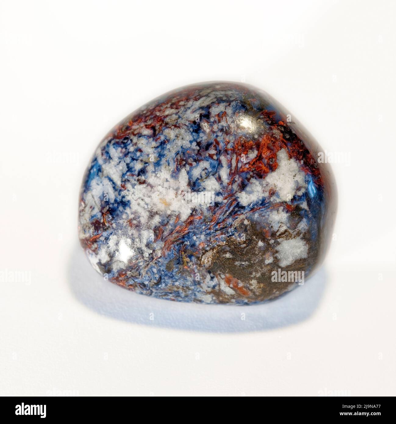 Macro primer plano fotografía en color de 'Pietersite' Una piedra preciosa semi-cristal utilizada en la terapia de curación de cristales Foto de stock