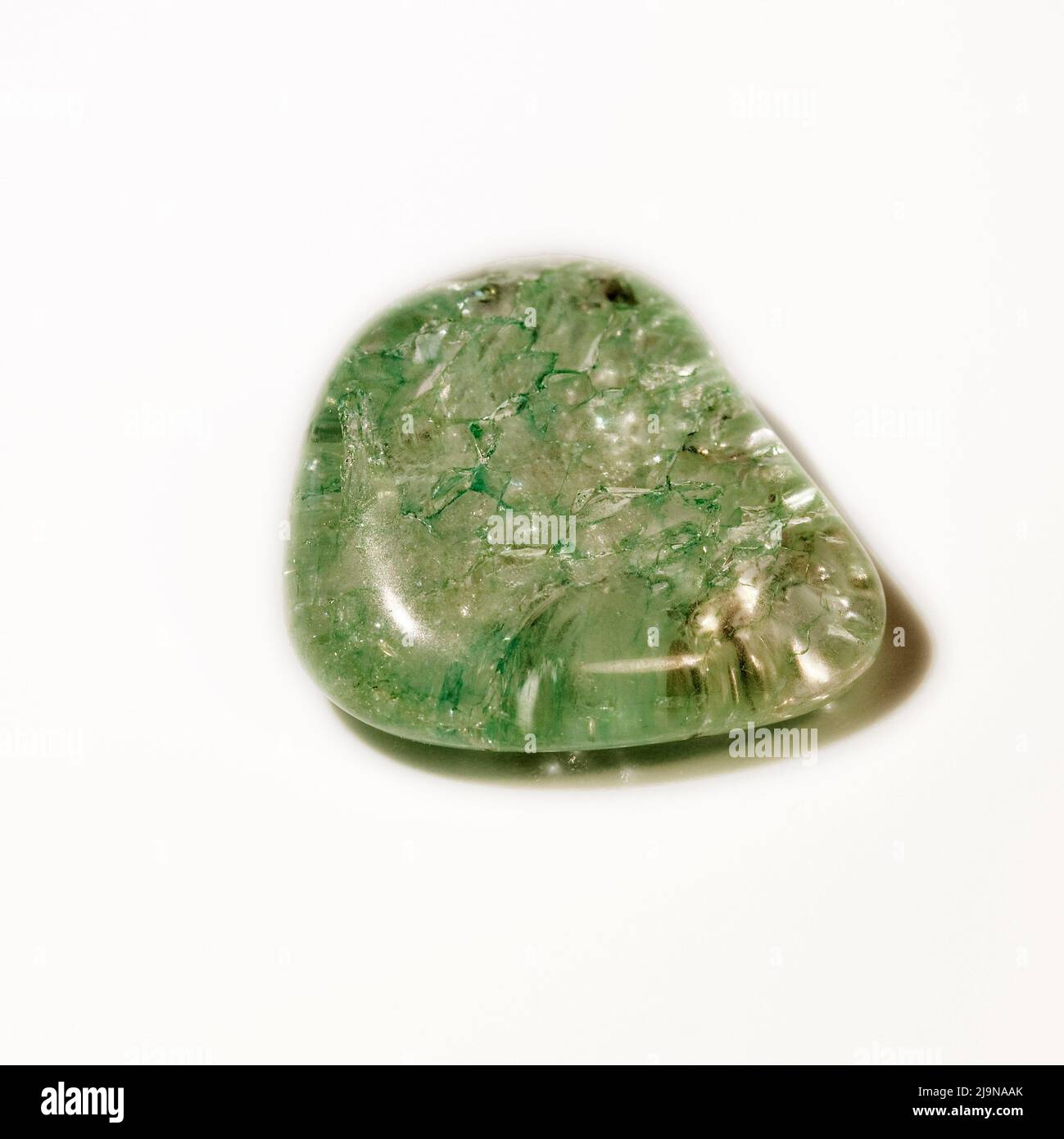 Macro FOTO EN COLOR FOTO DE 'Cuarzo Crackle Verde' Una piedra preciosa semi-cristalina utilizada en la terapia de curación de cristales Foto de stock