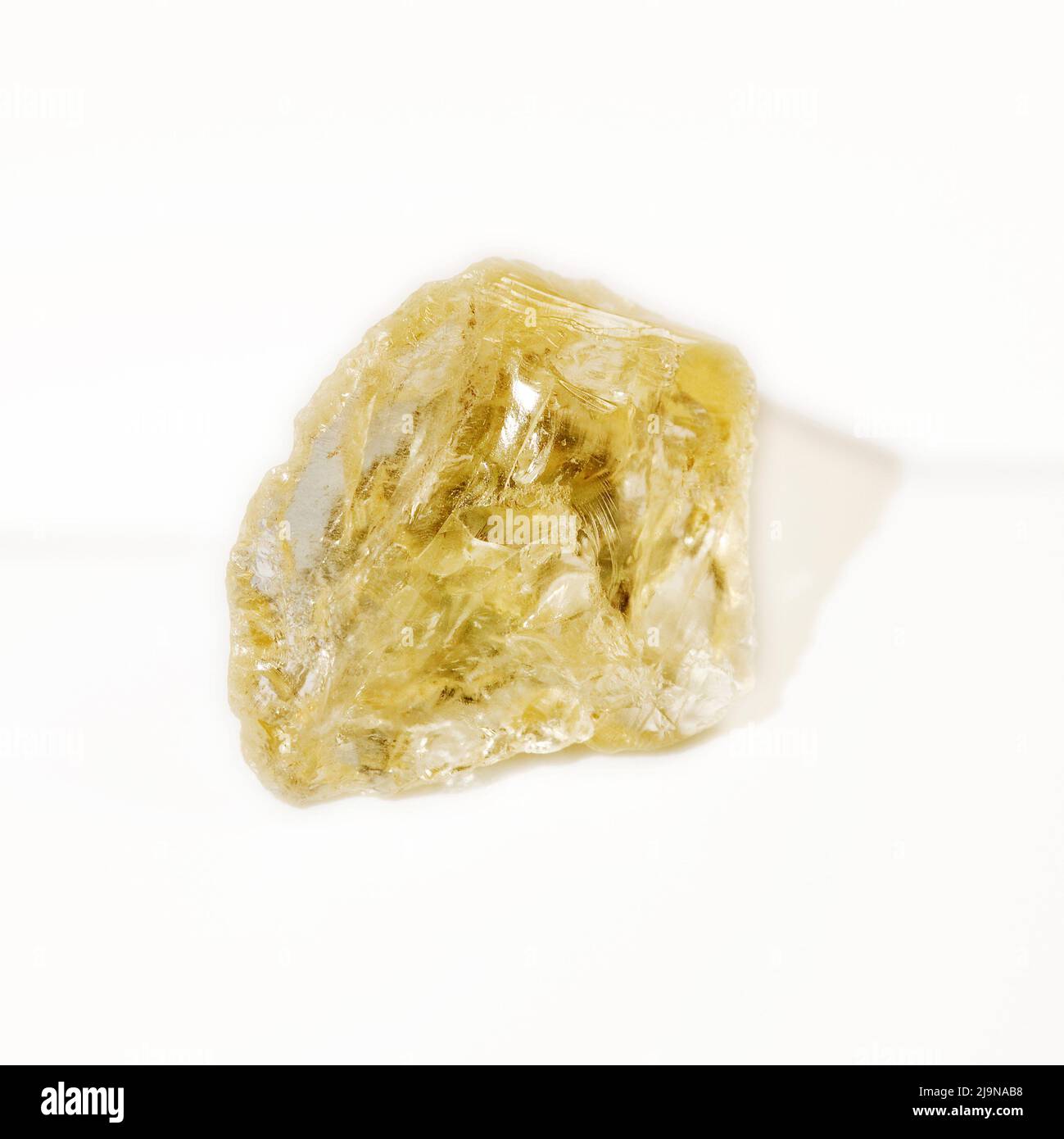 Macro primer plano fotografía en color de 'Cuarzo de limón' Una piedra preciosa semi-cristalina utilizada en la terapia de curación de cristales Foto de stock