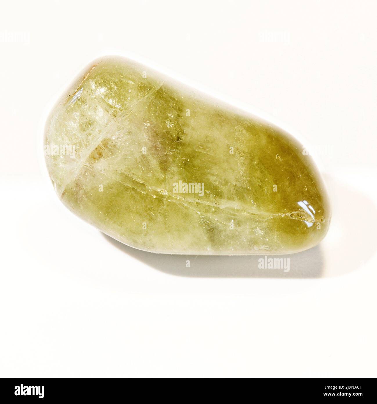 Macro primer plano fotografía en color de 'Prasiolite' Una piedra preciosa semi-cristal utilizada en la terapia de curación de cristales Foto de stock