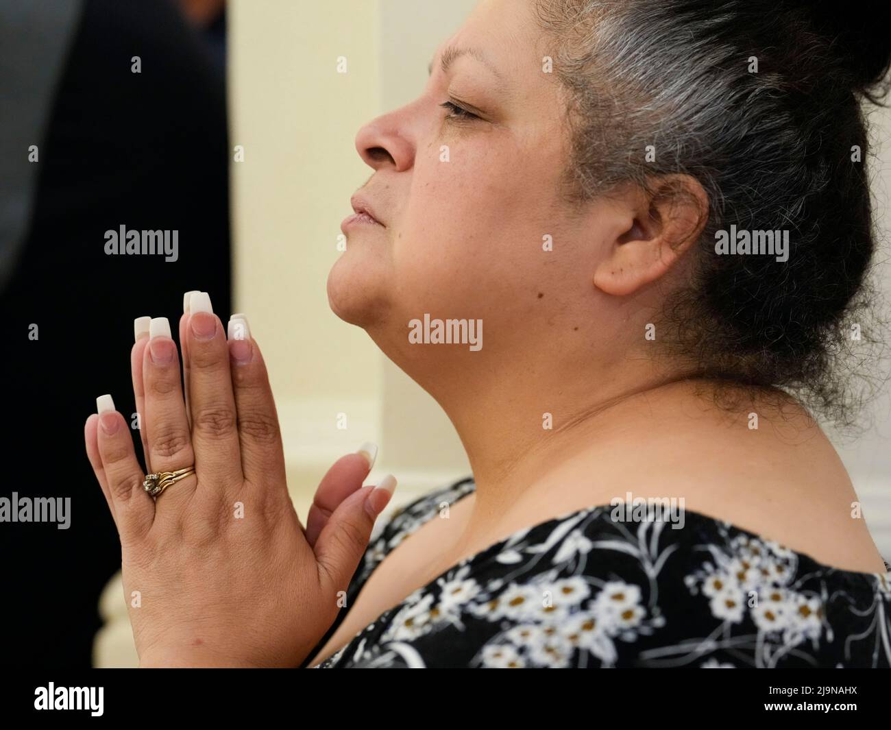 Austin Texas USA, 5 2022 de mayo: La mujer ora tranquilamente durante una celebración de una hora de duración del Día Nacional de Oración en la rotonda del Capitolio de Texas. El Día Nacional de Oración se inició en 1952 como un día anual de observancia que se celebró el primer jueves de mayo, designado por el Congreso de los Estados Unidos, cuando se pide a la gente que se vuelva a Dios en oración y meditación. ©Bob Daemmrich Foto de stock