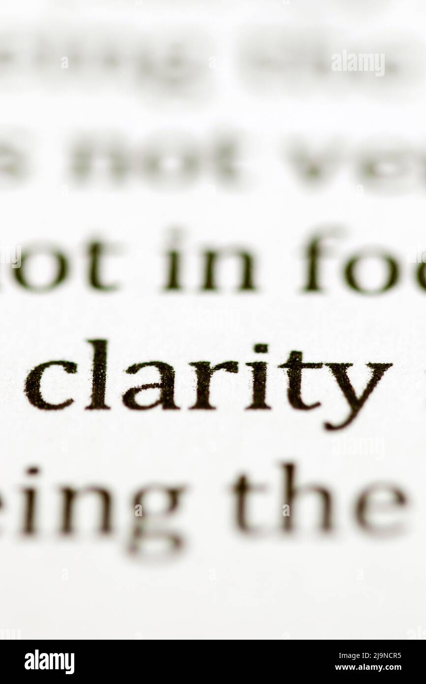 Primer plano de la palabra escrita Clarity impresa en tinta negra sobre papel de inyección de tinta blanca Foto de stock