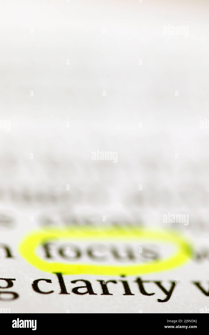 Primer plano de la claridad de la palabra escrita con el enfoque de la palabra borrosa rodeado por un rotulador amarillo fluorescente resaltado e impreso en tinta negra sobre papel de inyección de tinta blanca Foto de stock