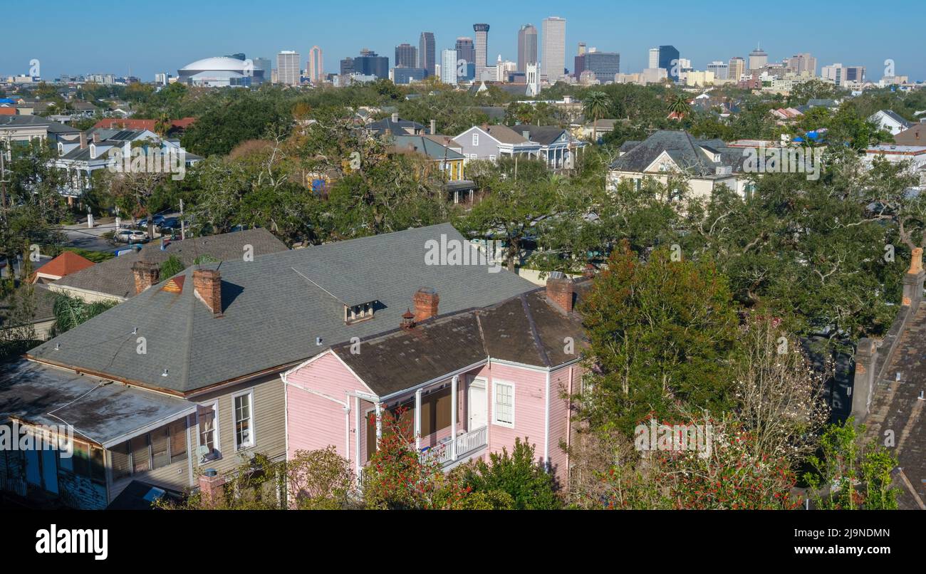 NUEVA ORLEANS, LA, EE.UU. - 13 DE ENERO de 2022: Vista aérea de las casas del Garden District y del horizonte del centro de la ciudad Foto de stock