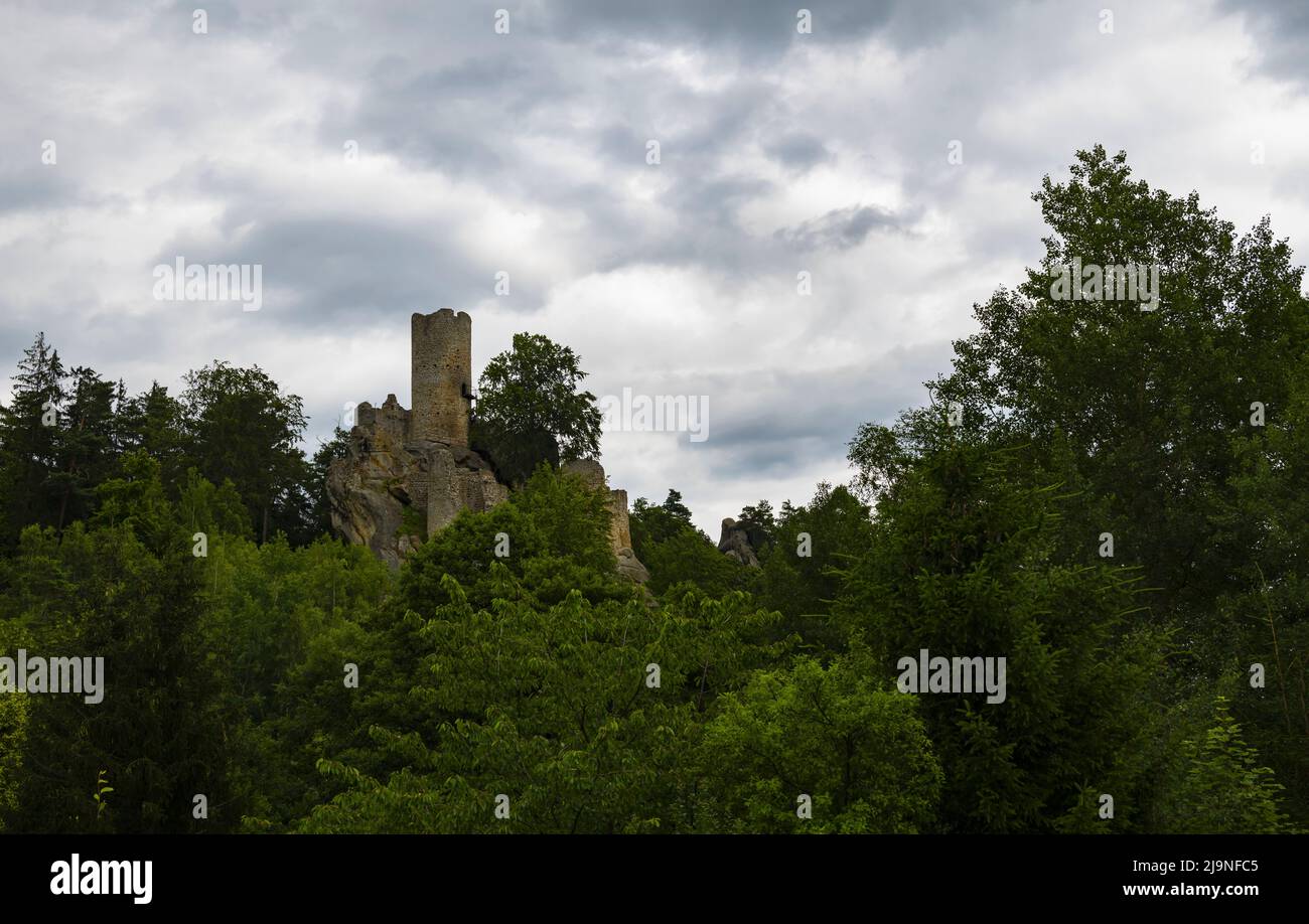 Ruinas del Castillo de Frýdštejn en Bohemia del Norte Foto de stock