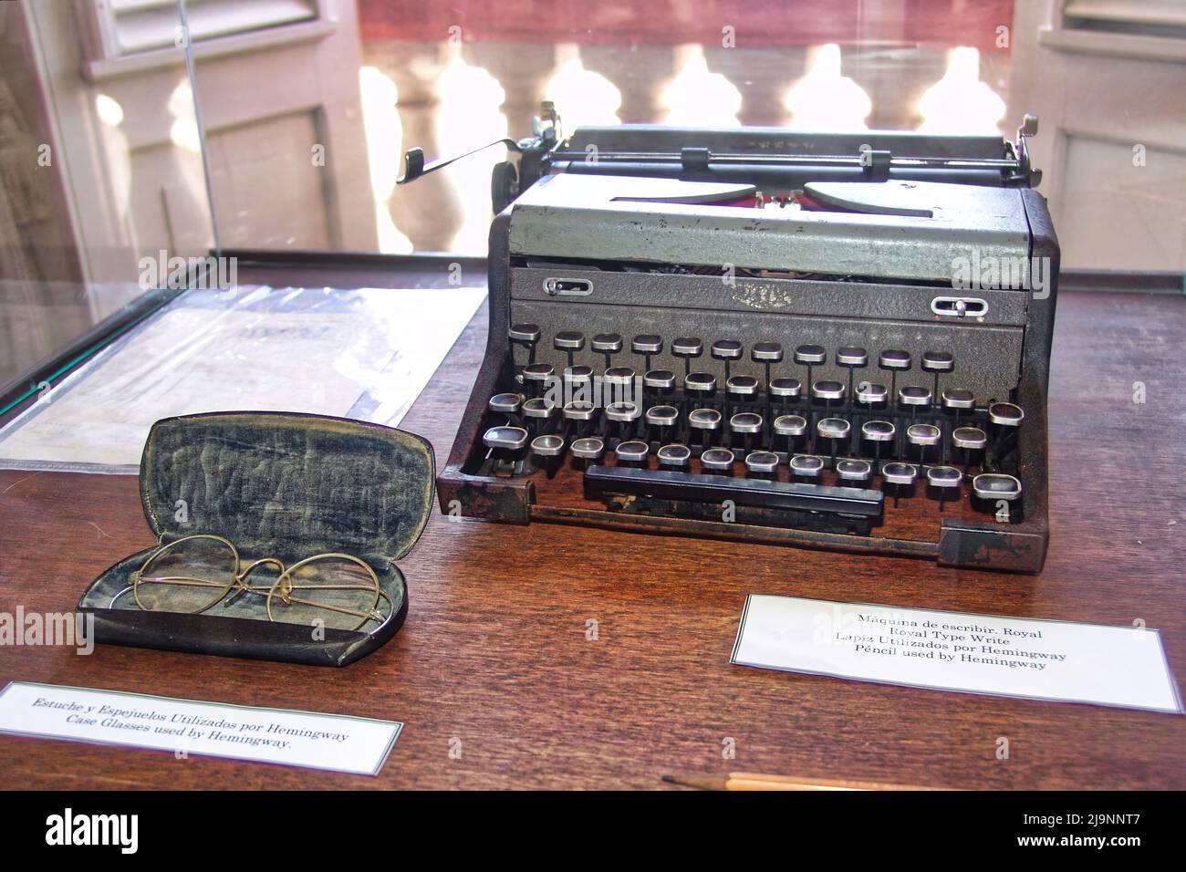 La máquina de escribir de Ernest Hemingway se encuentra en la casa cubana del famoso escritor. Foto de stock