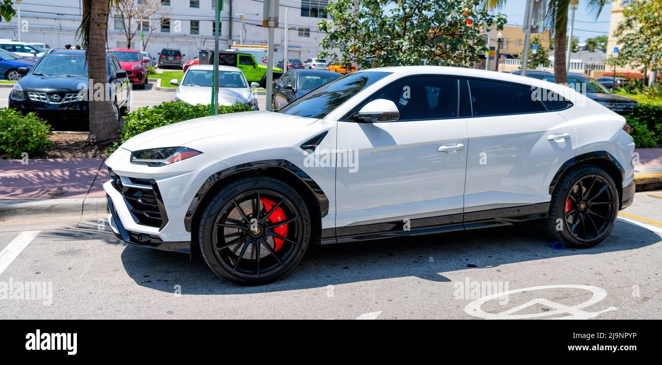 Miami Beach, Florida Estados Unidos - 14 de abril de 2021: Blanco Lamborghini  Urus Sedan, vista lateral Fotografía de stock - Alamy