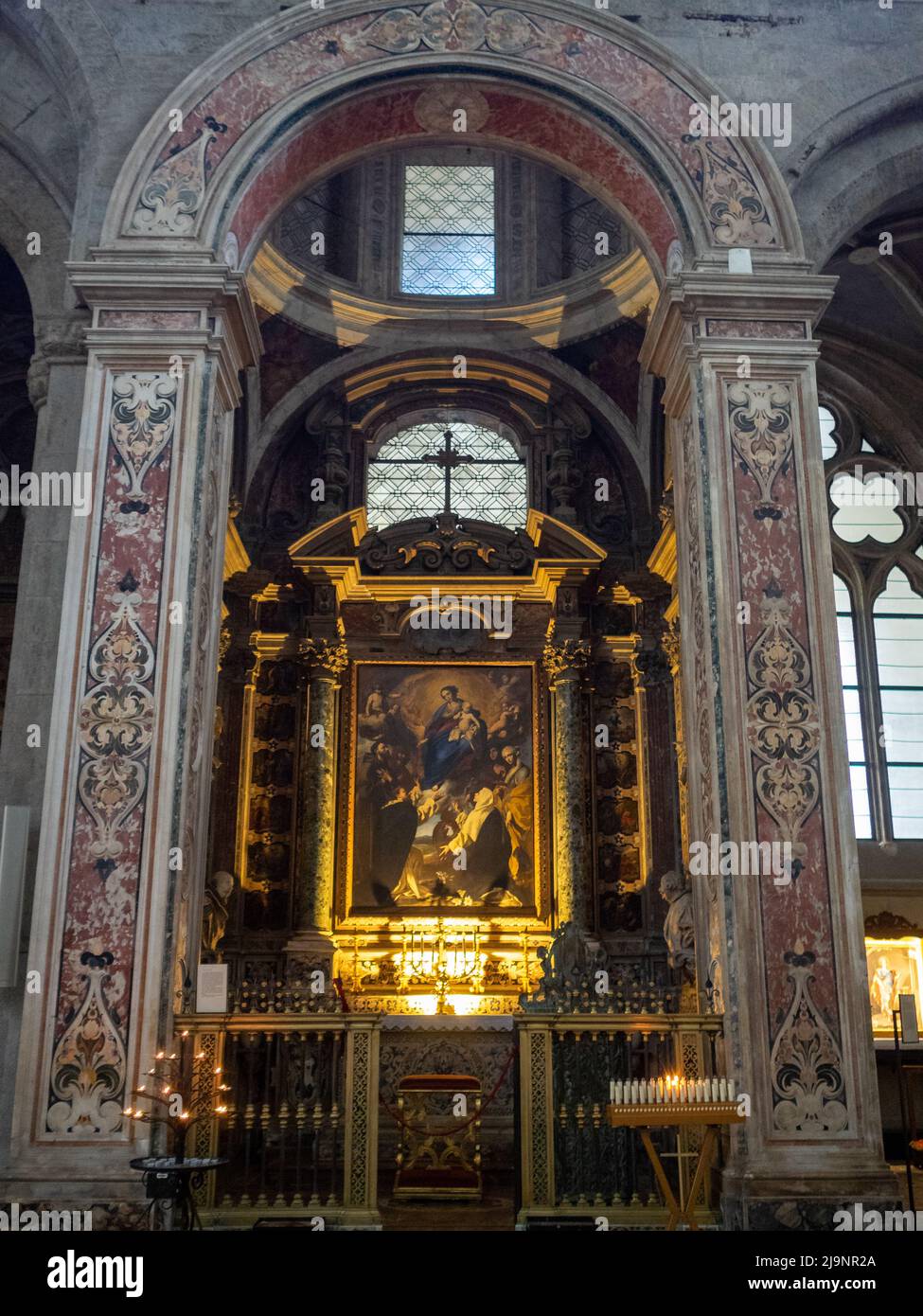San Lorenzo Maggiore Capilla estilo barroco Cacace diseñada por Cosimo Fanzago, retablo pintado por Massimo Stanzione, Nápoles Foto de stock