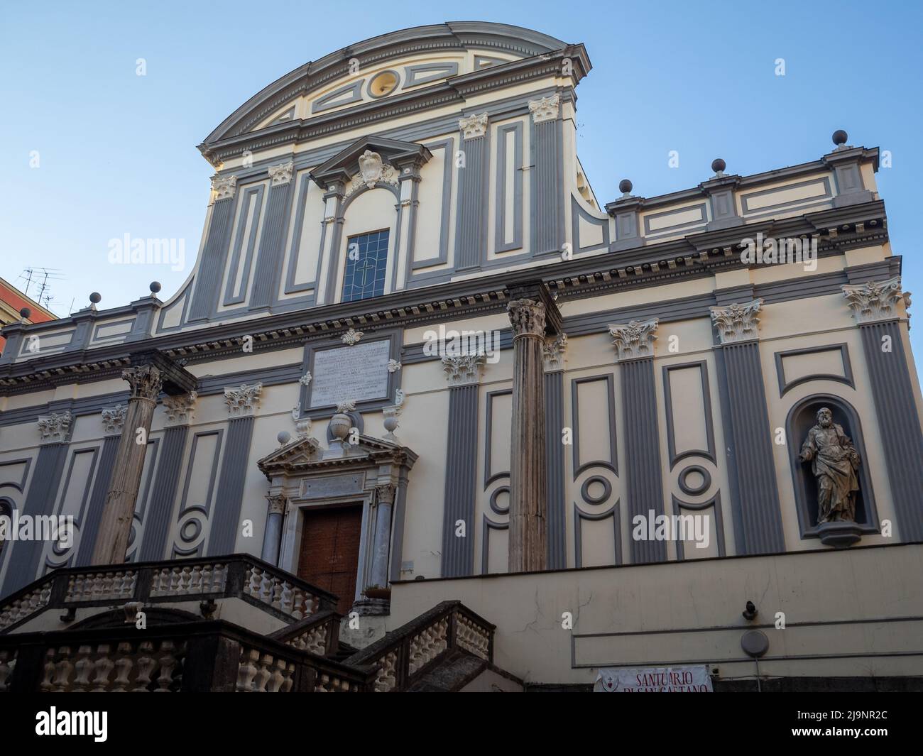 Fachada de San Paolo Maggiore, Nápoles Foto de stock