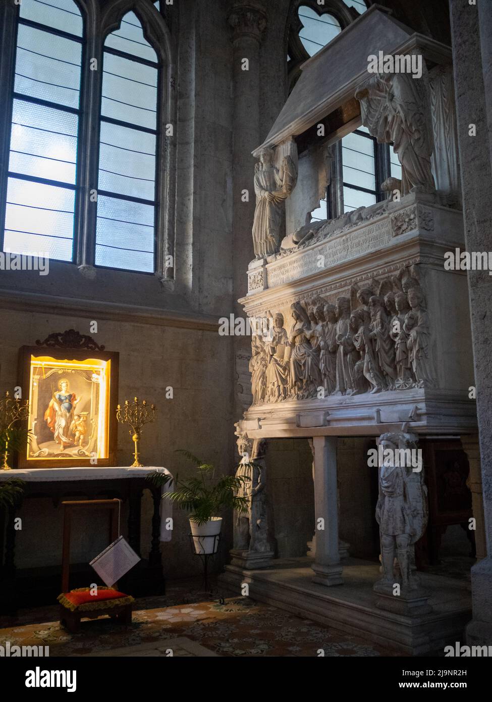 Capilla de San Lorenzo Maggiore con la Tumba de Ludovico Aldomorisco, Nápoles Foto de stock