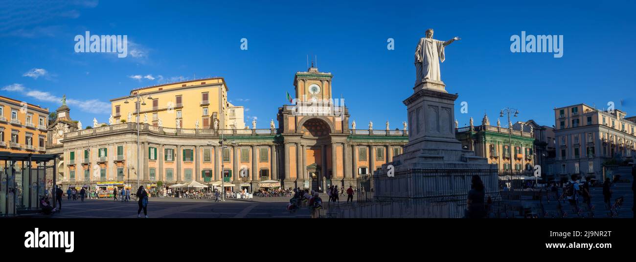 Panorama de la Piazza Dante con la estatua y los edificios Luigi Vanvitelli, Nápoles Foto de stock
