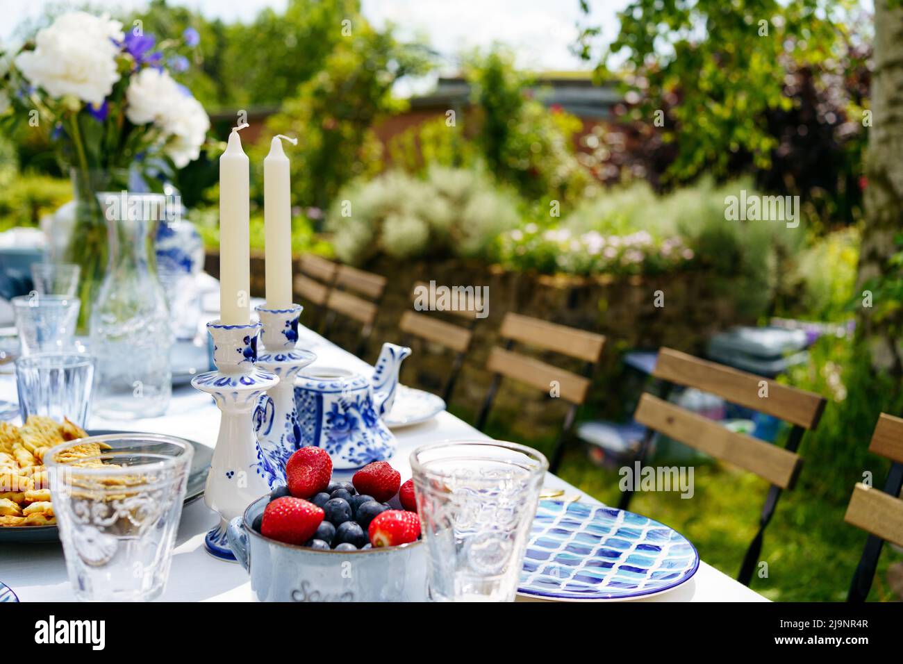 Mesa de fin de semana de verano festiva en estilo azul holandés Delft Foto de stock