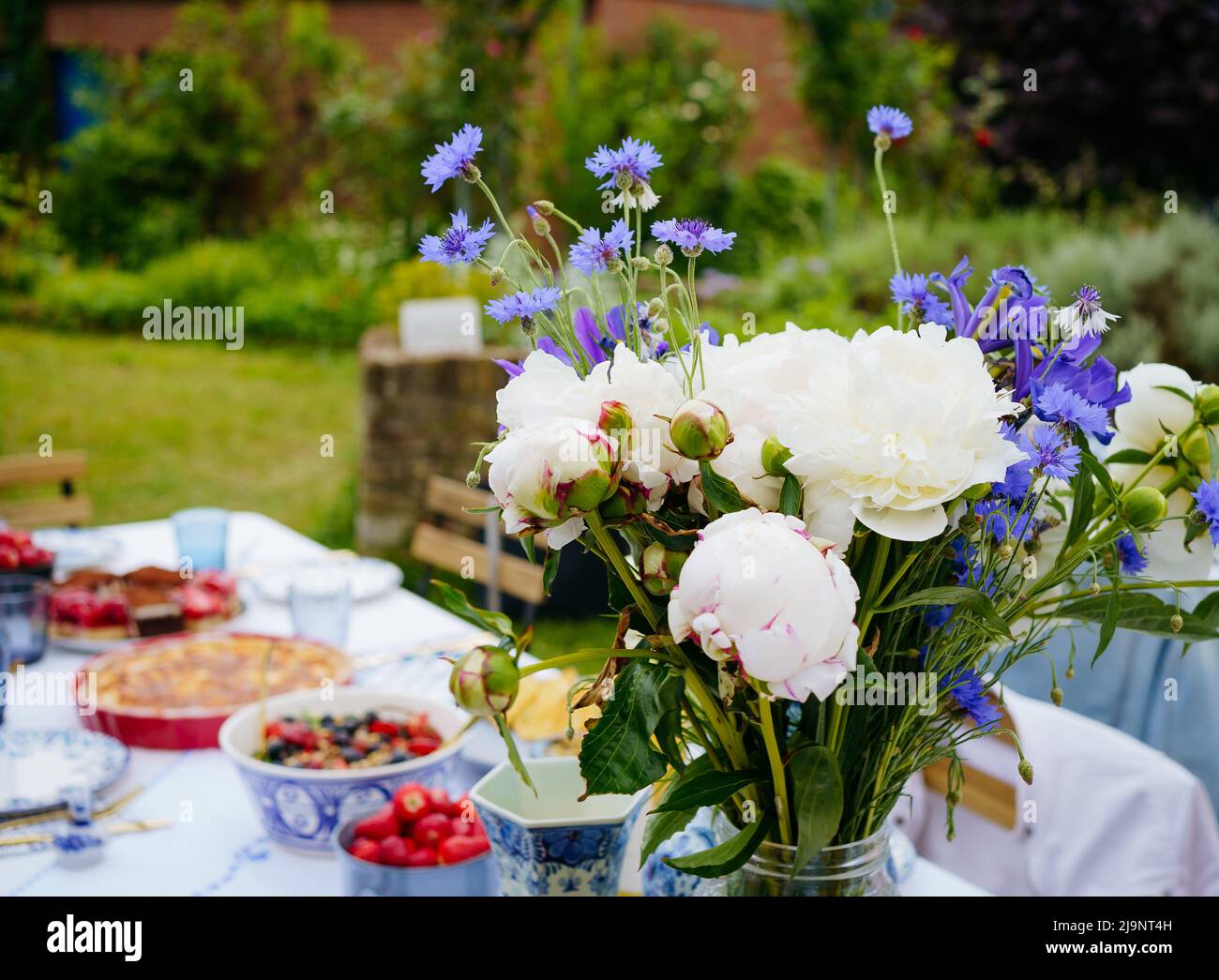 Ramo de flores de verano en la mesa festiva al aire libre fiesta Foto de stock