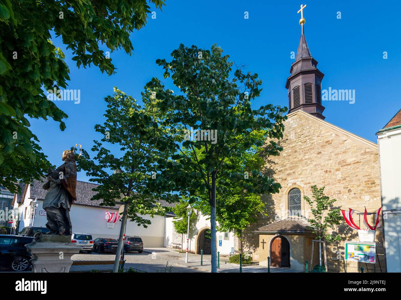 Viena: Heiligenstädter Kirche (iglesia Heiligenstadt), estatua de San Nepomuk en 19. Döbling, Viena, Austria Foto de stock
