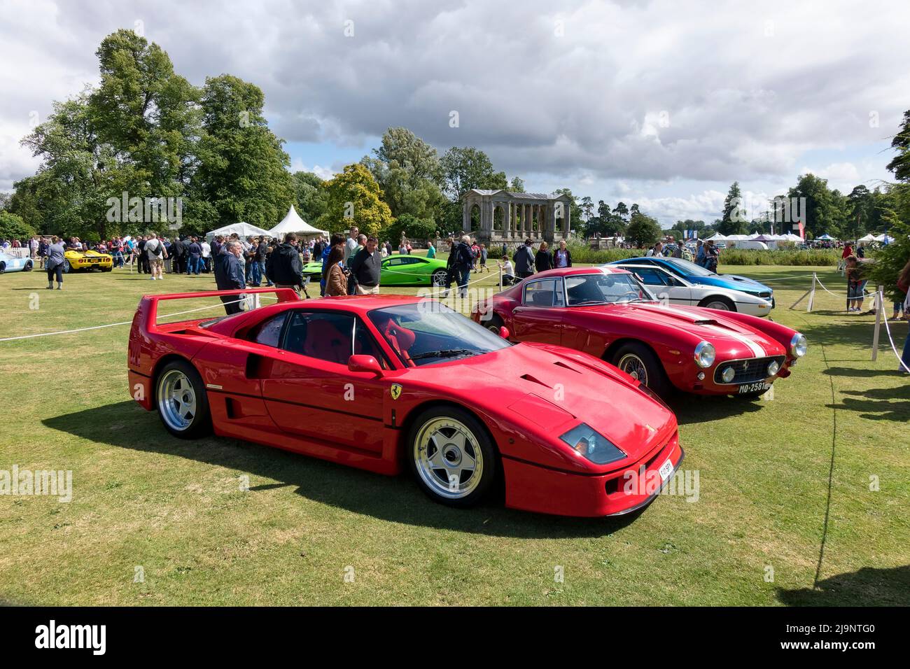 Wilton, Wiltshire, Reino Unido - Agosto 10 2014: Un Ferrari rojo F40 y otros supercoches clásicos en el Wilton House Classic y Supercar Show 2014 Foto de stock